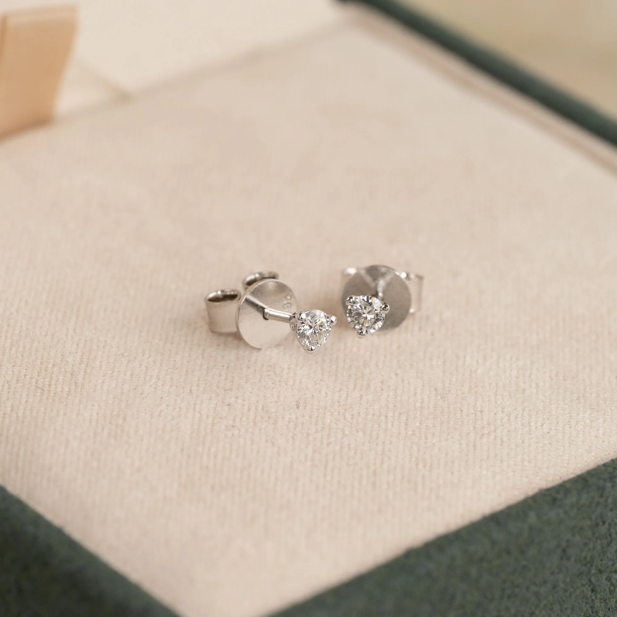 SIMPLE LAB-DIAMOND STUD EARRING - 0.2ct - WG