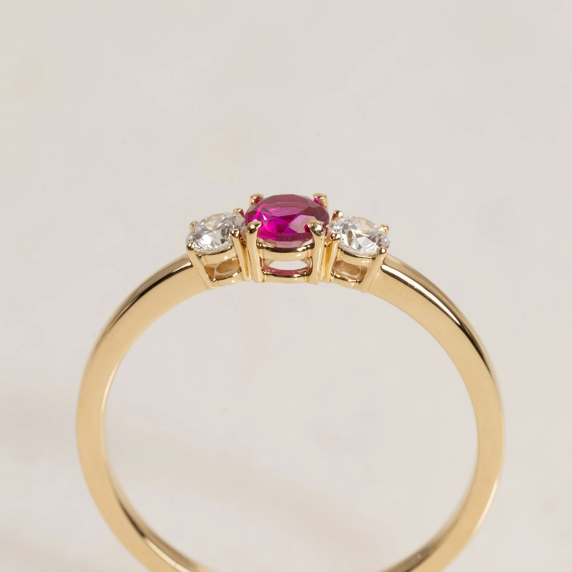 SIMPLE THREE-STONE LAB-RUBY DIAMOND RING - 0.68ct - Image 3
