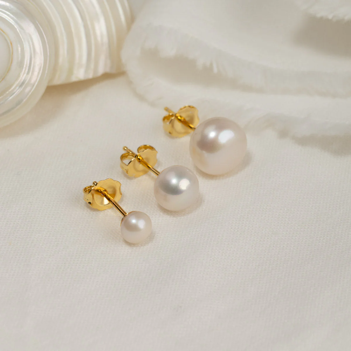SIMPLE WHITE PEARL GOLDEN STUD EARRING
