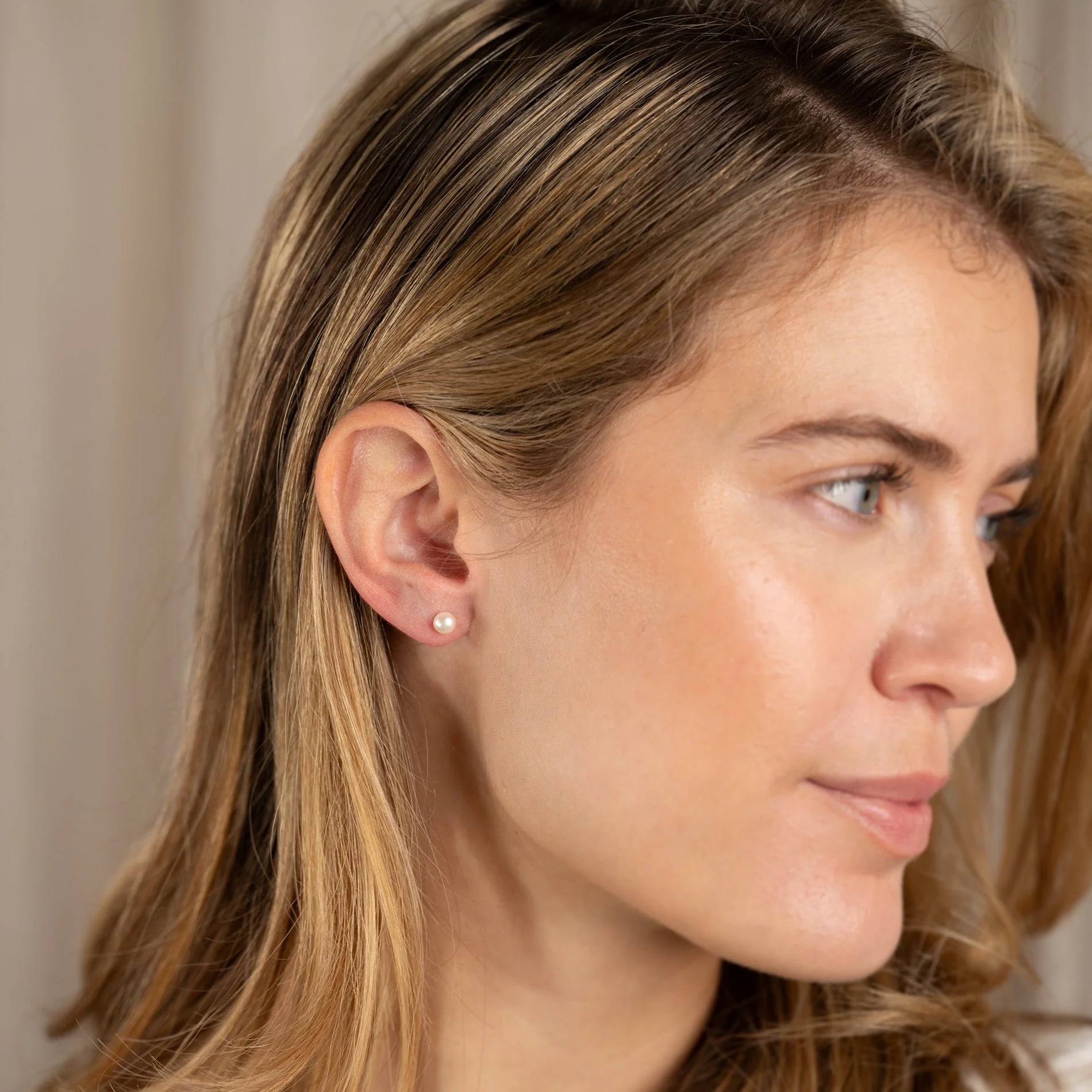 SIMPLE WHITE PEARL SILVER STUD EARRING - Image 12