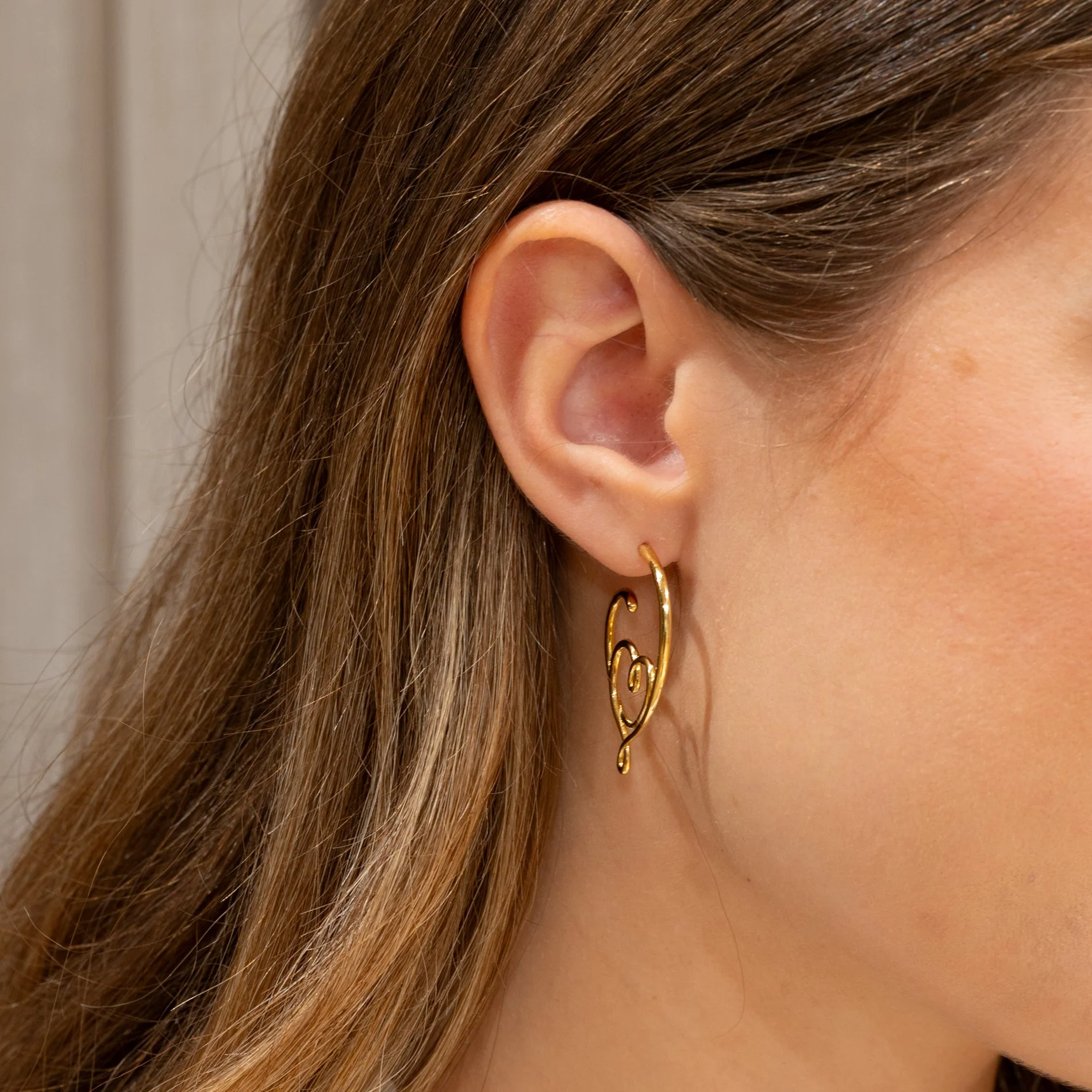 SOFIA GOLDEN CREOL EARRING - Image 4