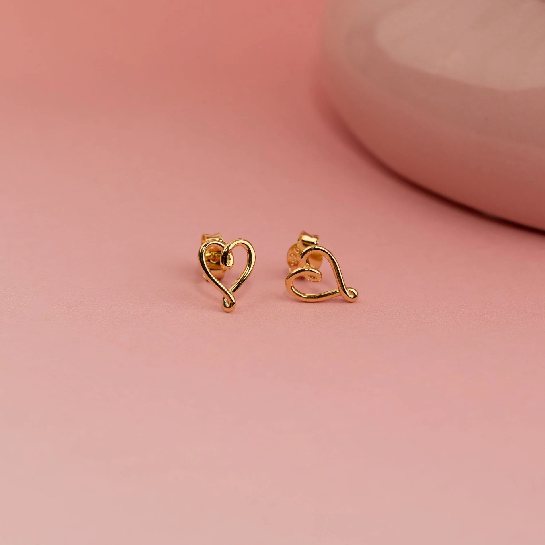 SOFIA GOLDEN STUD EARRING