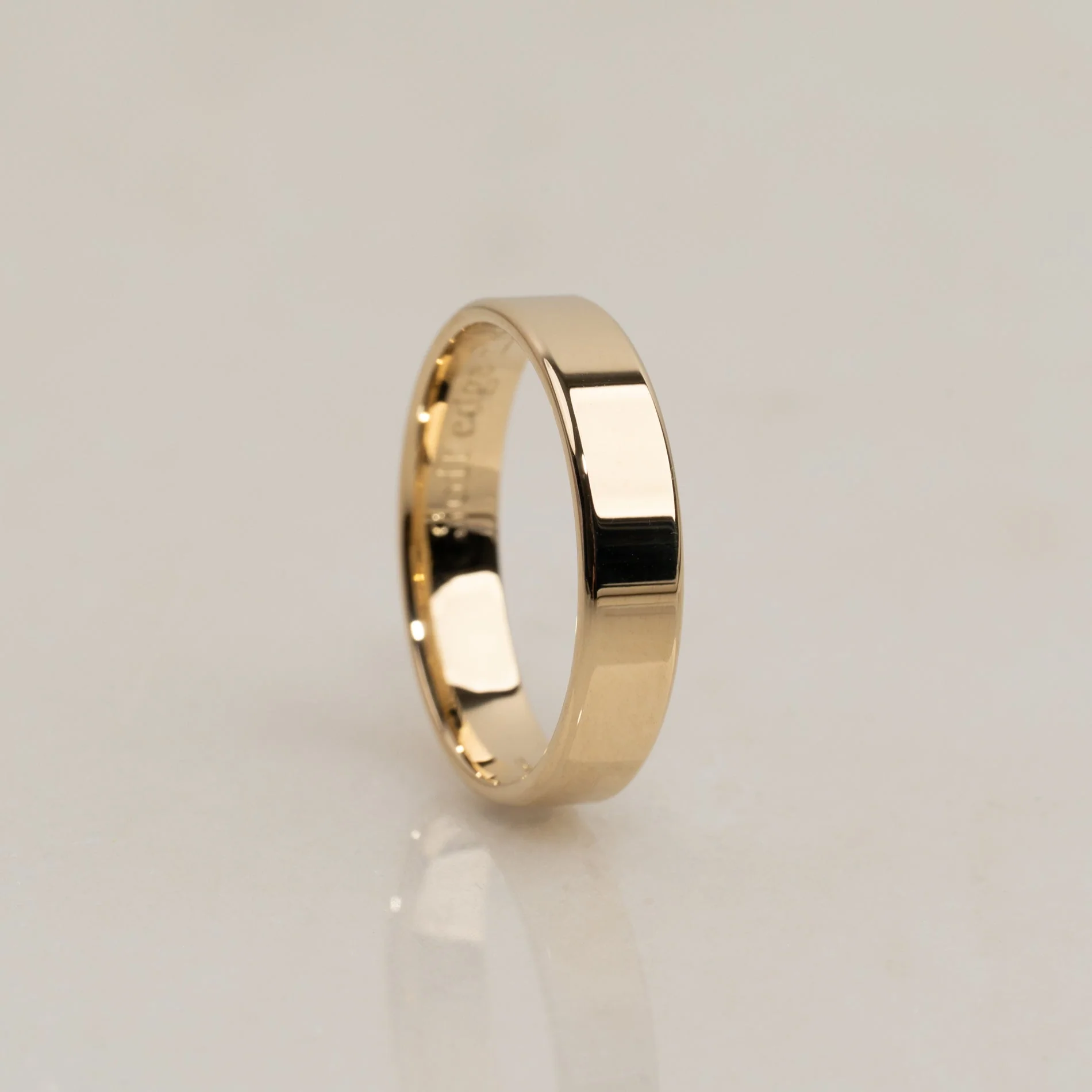 SOFT EDGE FLAT COMFORT WEDDING BAND - 4mm - YG - Image 3