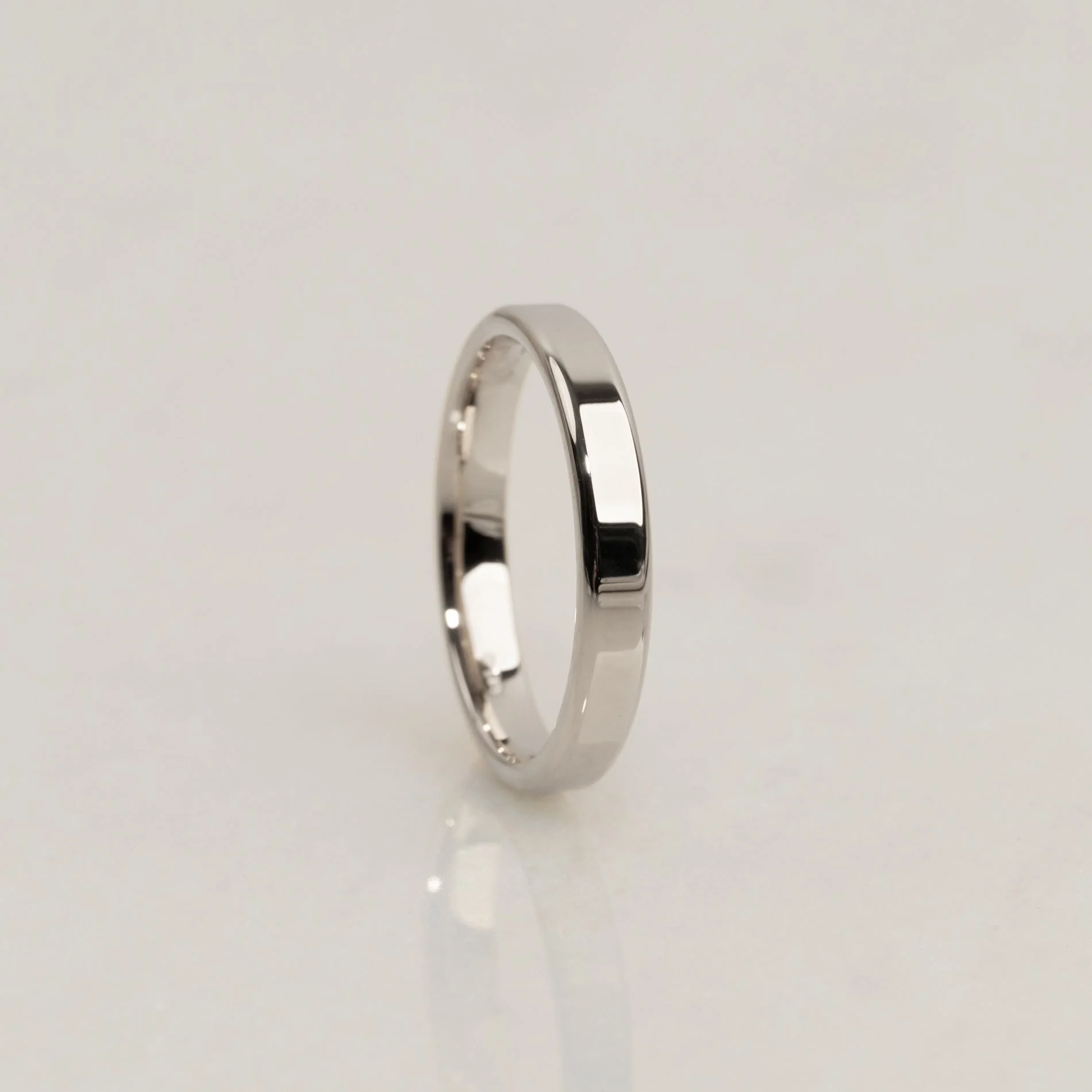 SOFT EDGE FLAT COMFORT WEDDING BAND - 2mm - WG