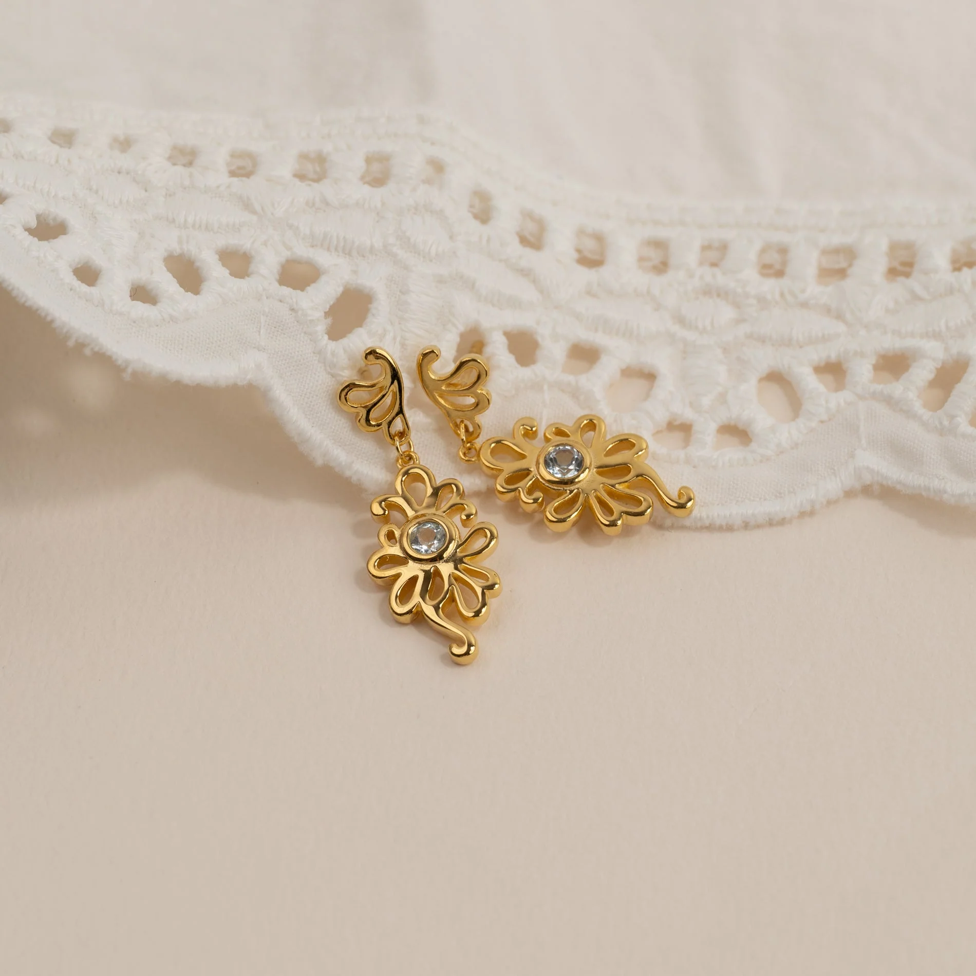 SOLEA GOLDEN DROP EARRING - Image 3