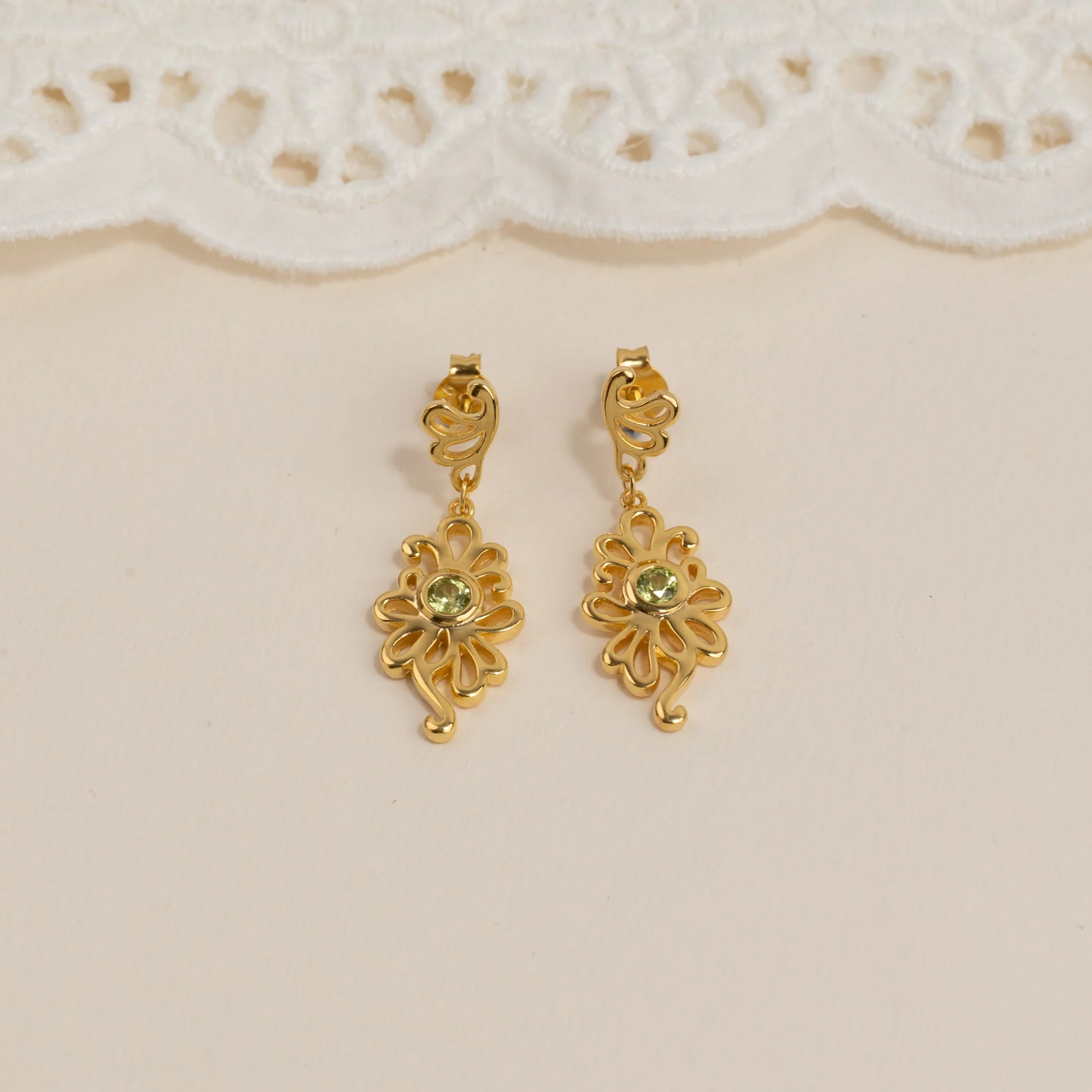 SOLEA GOLDEN DROP EARRING - Image 4