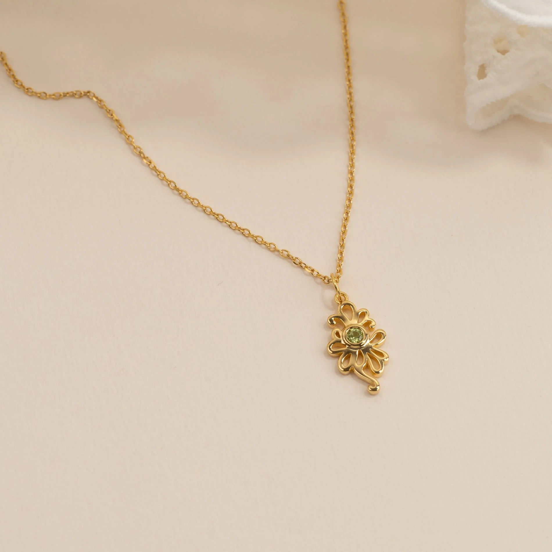 SOLEA GREEN PERIDOT GOLDEN PENDANT - Image 3