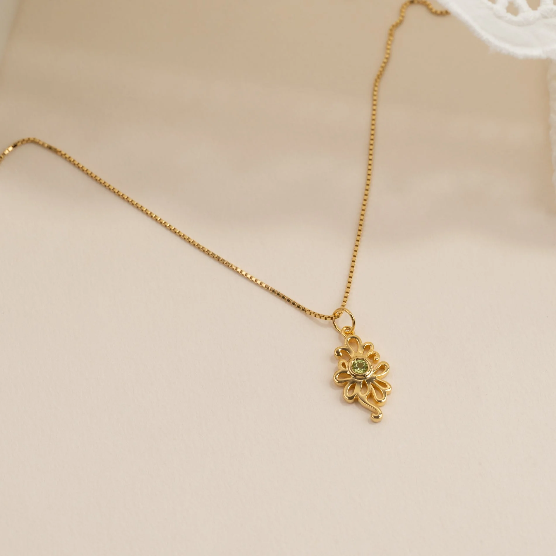 SOLEA GREEN PERIDOT GOLDEN PENDANT - Image 4