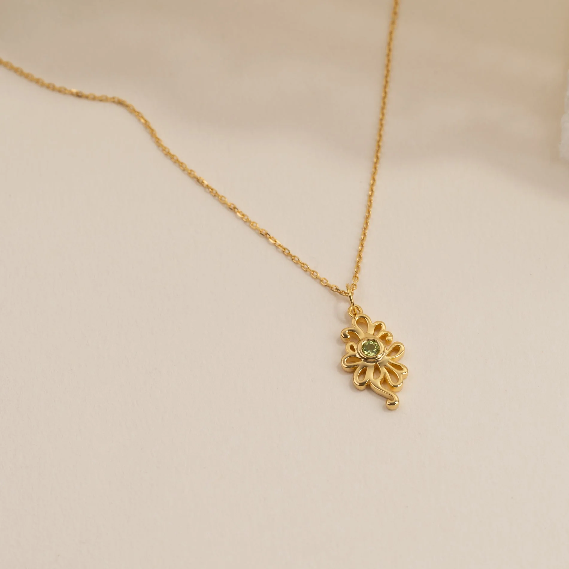 SOLEA GREEN PERIDOT GOLDEN PENDANT - Image 5