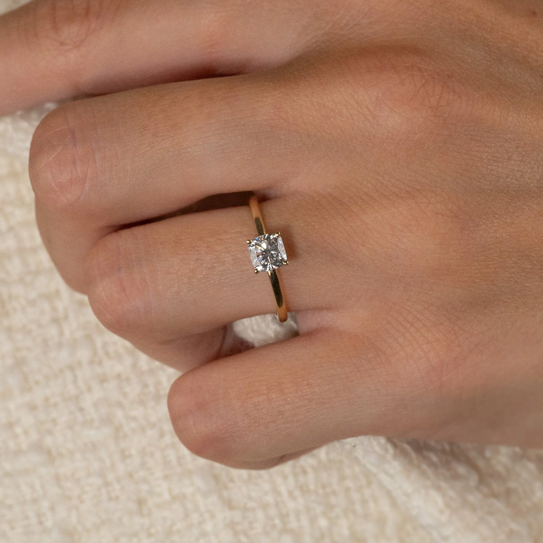 SOLITAIRE BASKET-SET CUSHION-CUT LAB-DIAMOND RING - 0.75ct - YG - Image 2