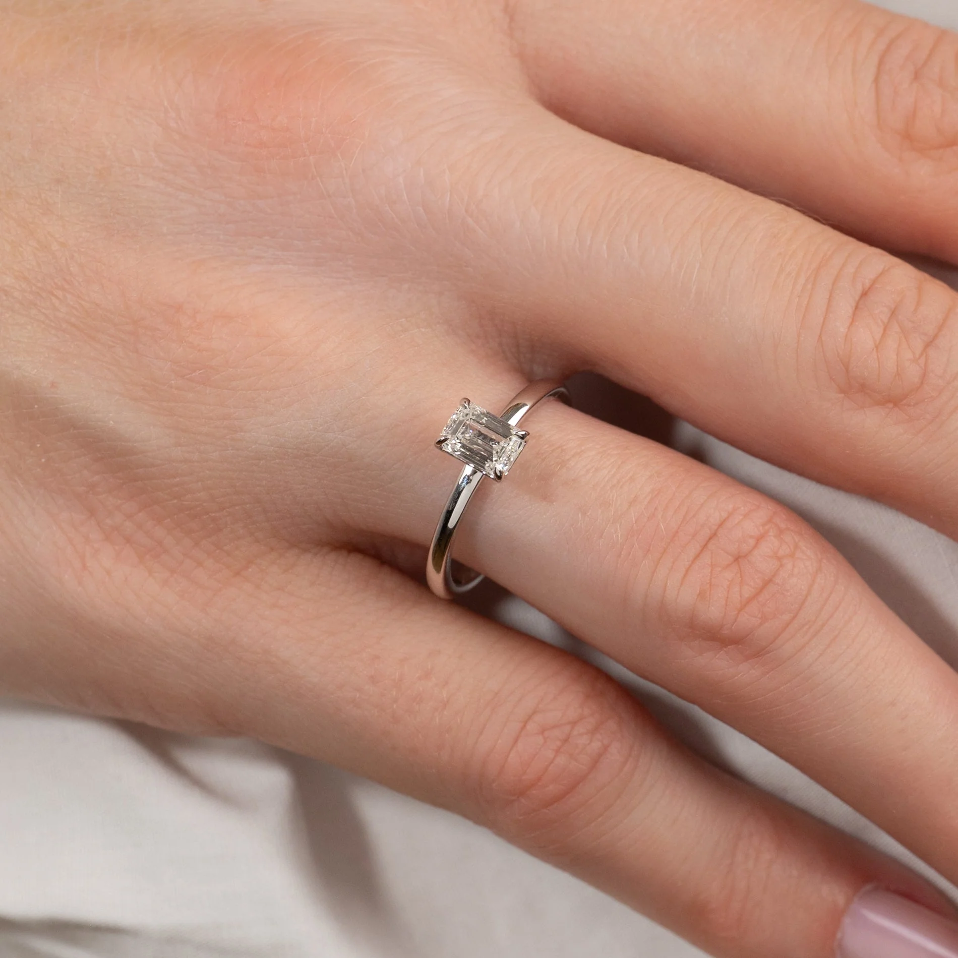 SOLITAIRE EMERALD-CUT LAB-DIAMOND RING - 0.75ct - WG - Image 2