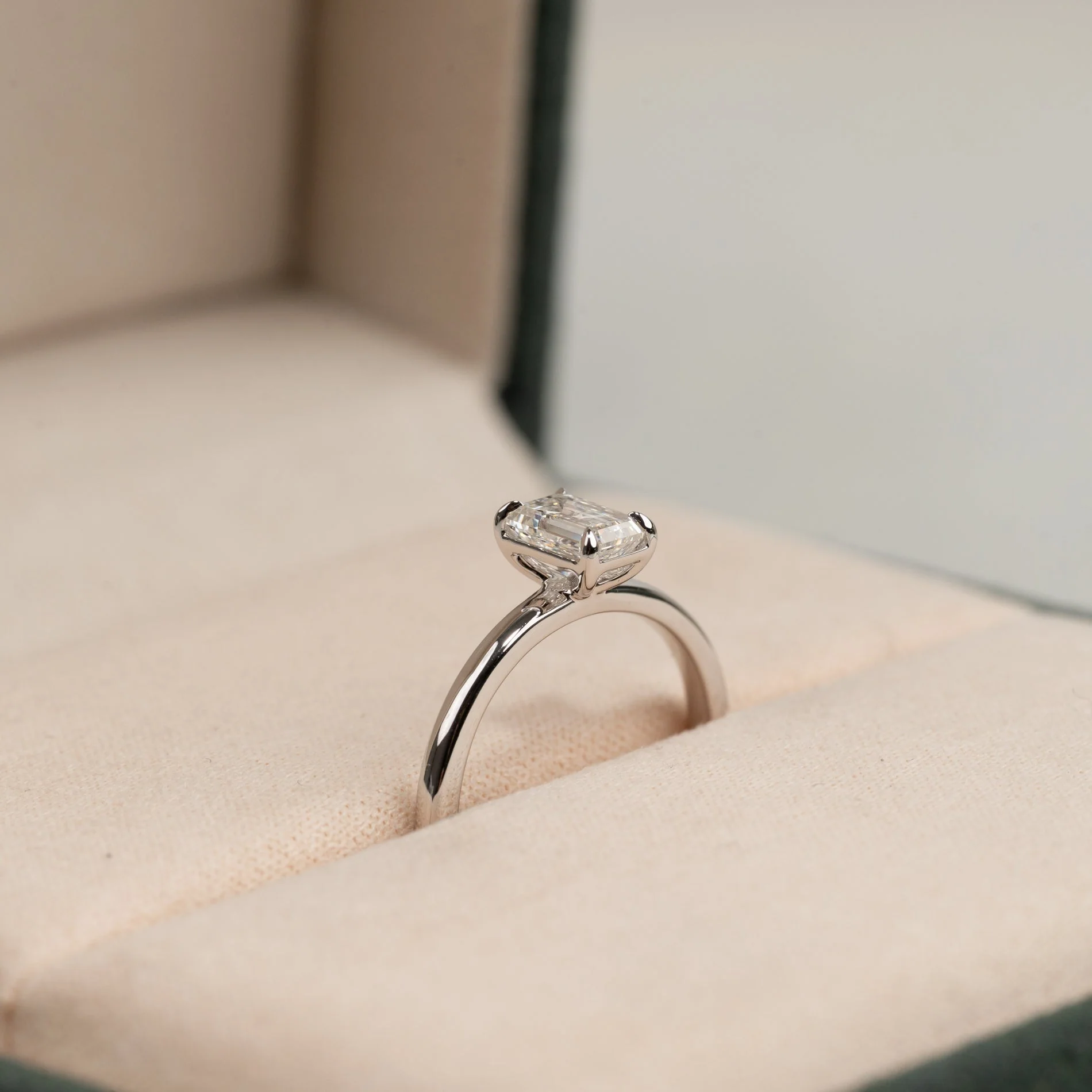 SOLITAIRE EMERALD-CUT LAB-DIAMOND RING - 0.75ct - WG - Image 3