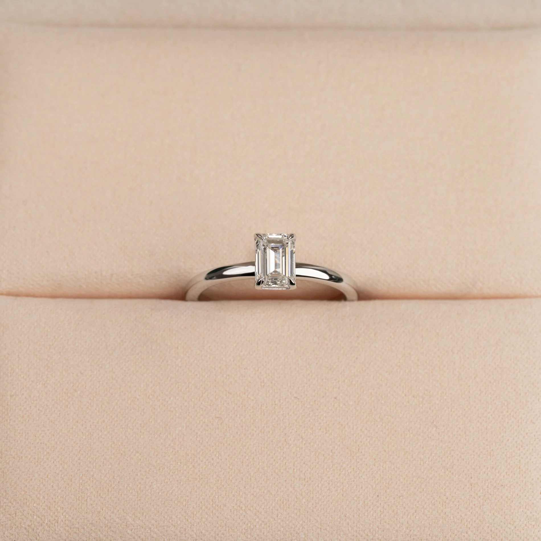 SOLITAIRE EMERALD-CUT LAB-DIAMOND RING - 0.75ct - WG - Image 4