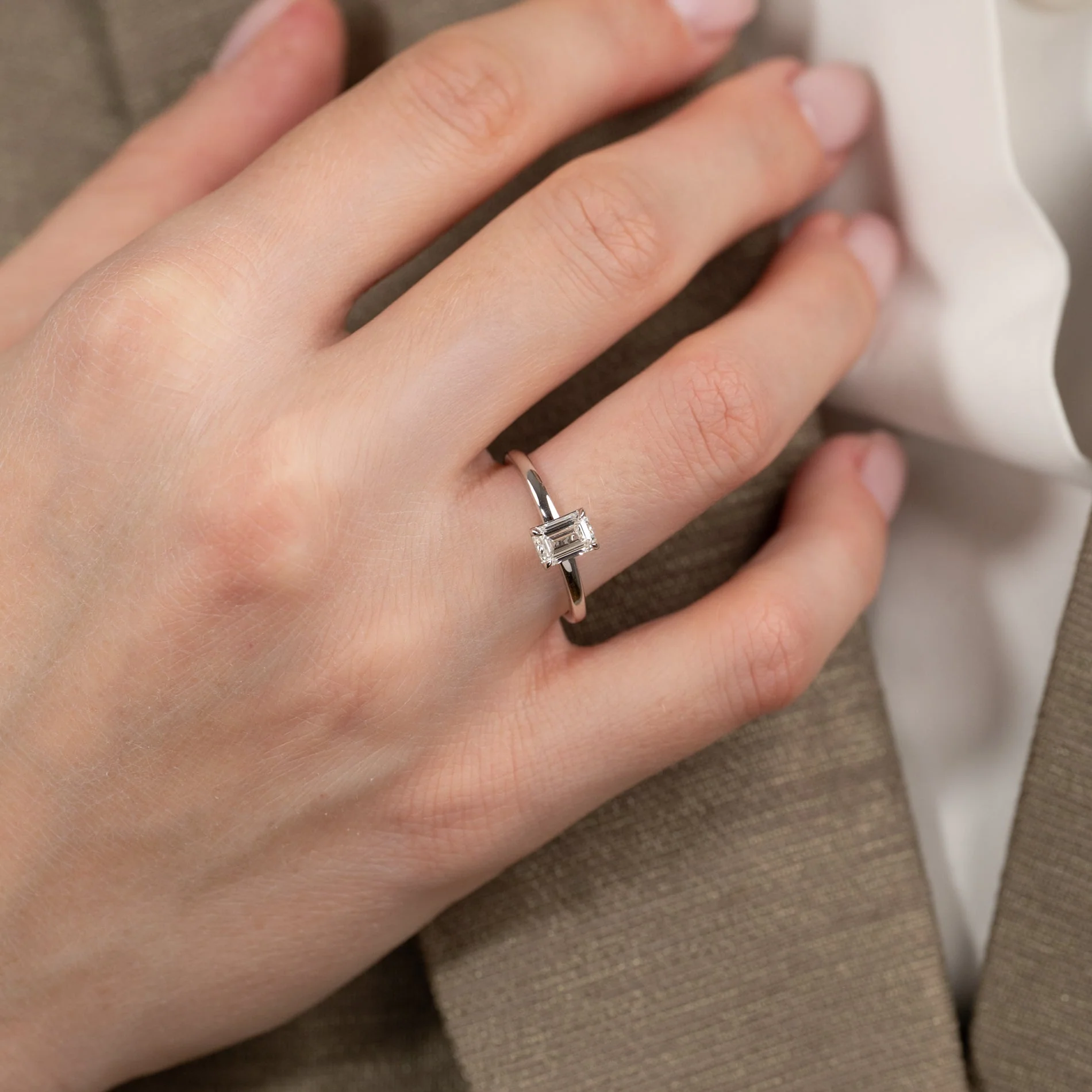 SOLITAIRE EMERALD-CUT LAB-DIAMOND RING - 0.75ct - WG - Image 5