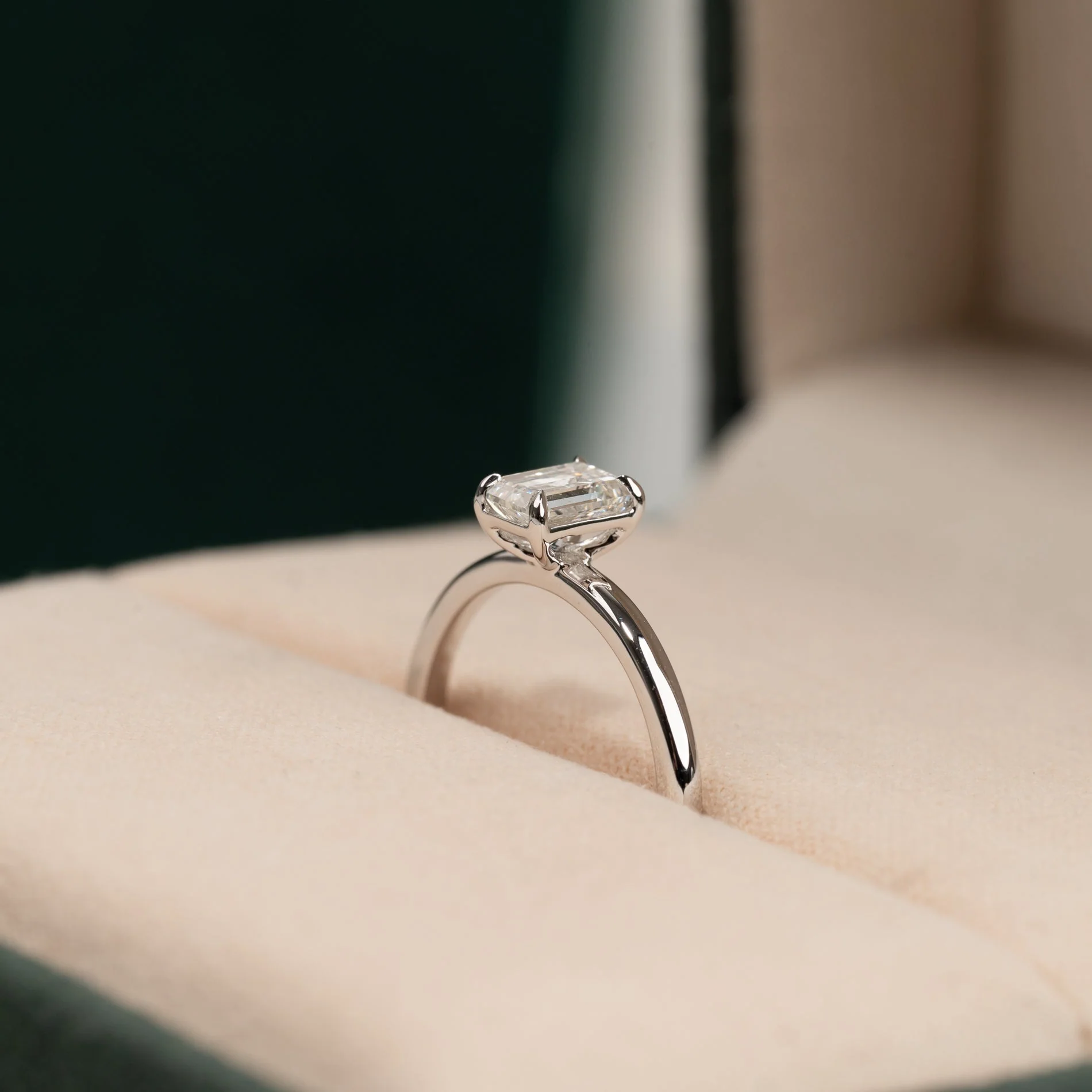 SOLITAIRE EMERALD-CUT LAB-DIAMOND RING - 0.75ct - WG - Image 6