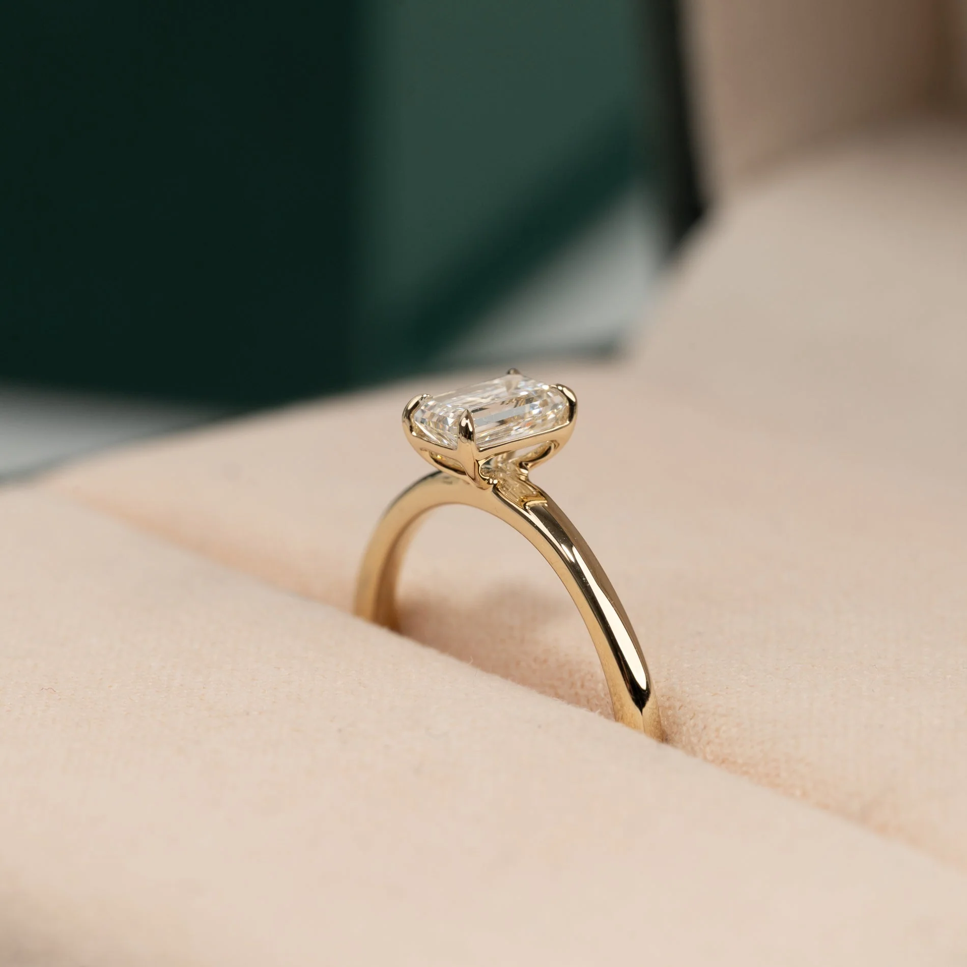 SOLITAIRE EMERALD-CUT LAB-DIAMOND RING - 0.75ct - YG - Image 2