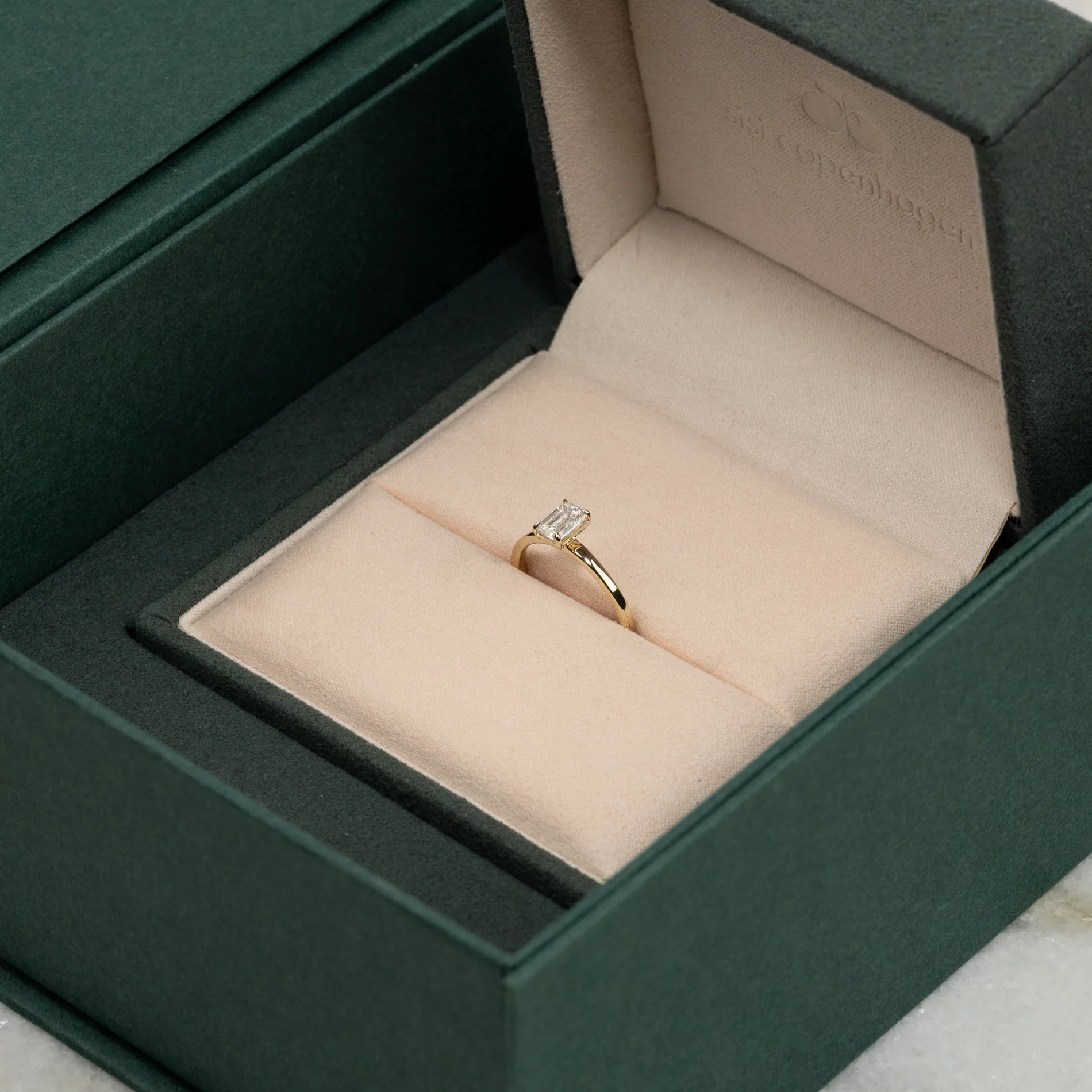 SOLITAIRE EMERALD-CUT LAB-DIAMOND RING - 0.75ct - YG - Image 3