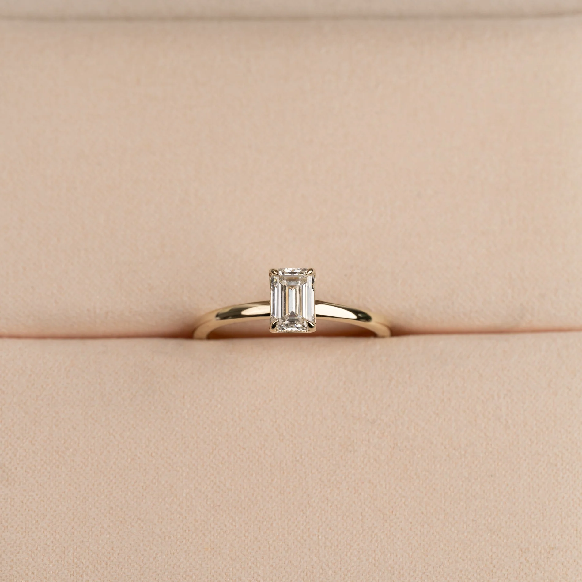 SOLITAIRE EMERALD-CUT LAB-DIAMOND RING - 0.75ct - YG - Image 4