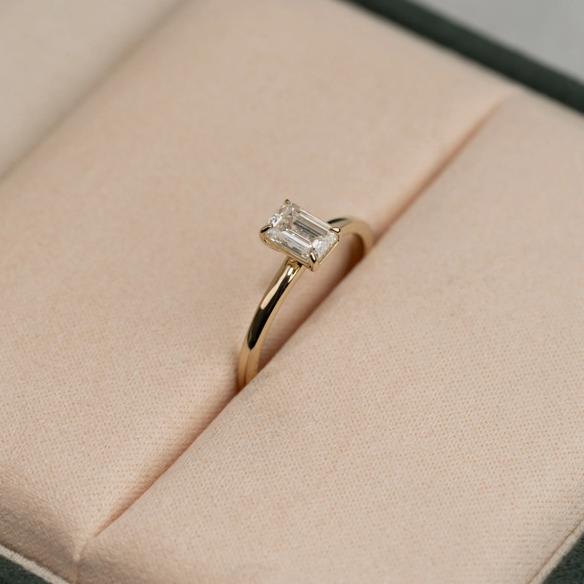 SOLITAIRE EMERALD-CUT LAB-DIAMOND RING - 0.75ct - YG - Image 6