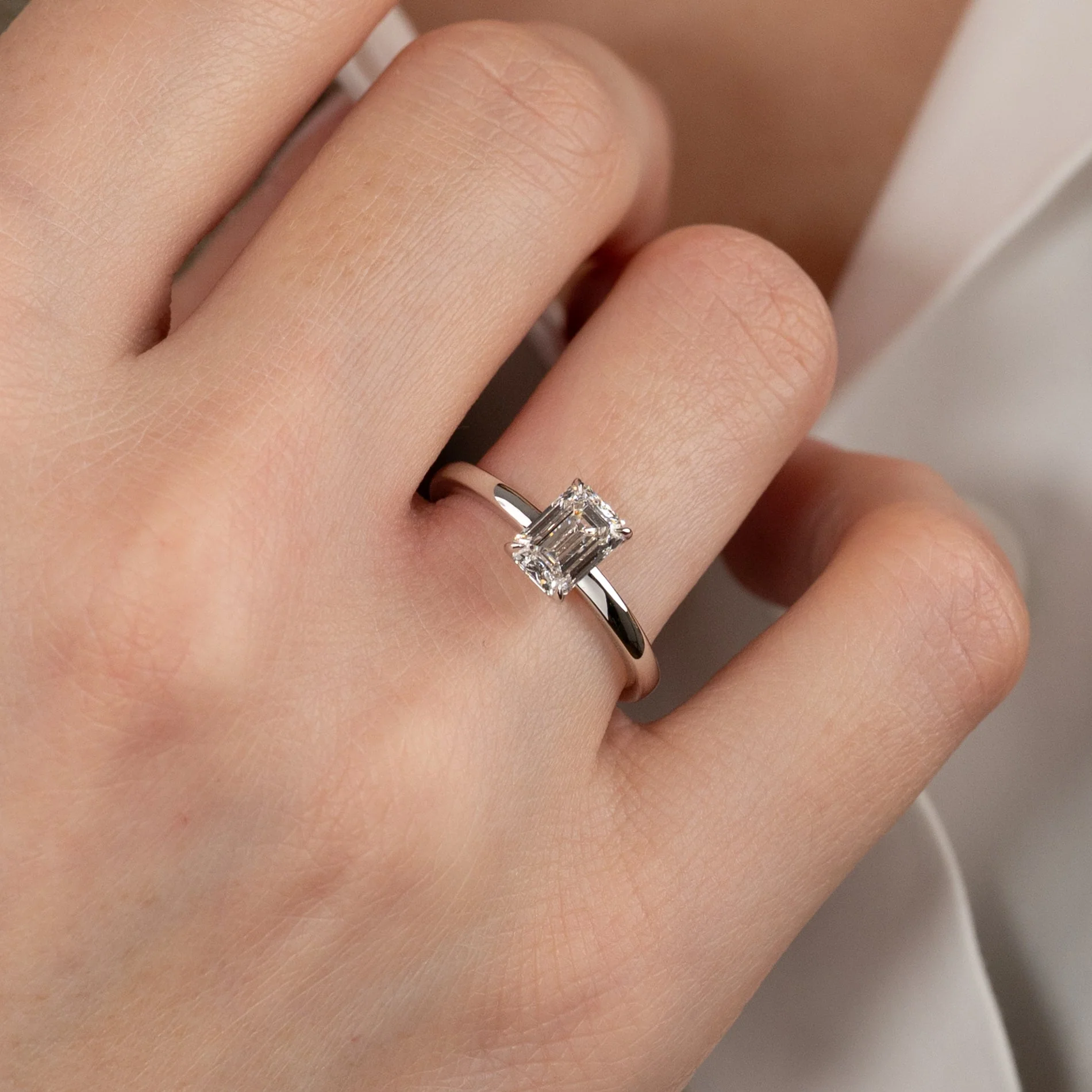 SOLITAIRE EMERALD-CUT LAB-DIAMOND RING - 1.0ct - WG - Image 2