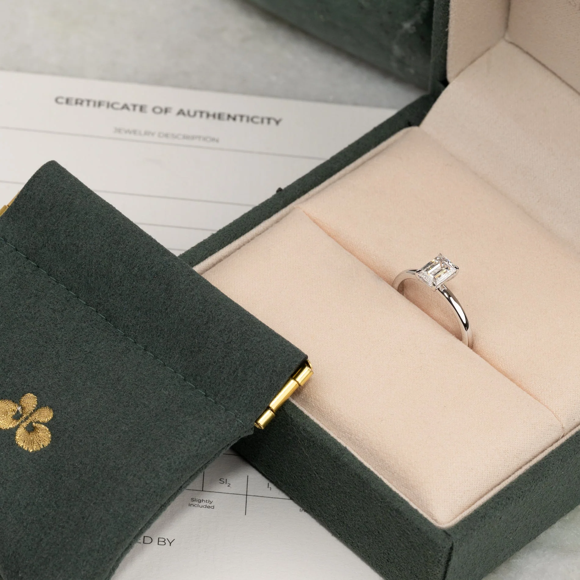 SOLITAIRE EMERALD-CUT LAB-DIAMOND RING - 1.0ct - WG - Image 3