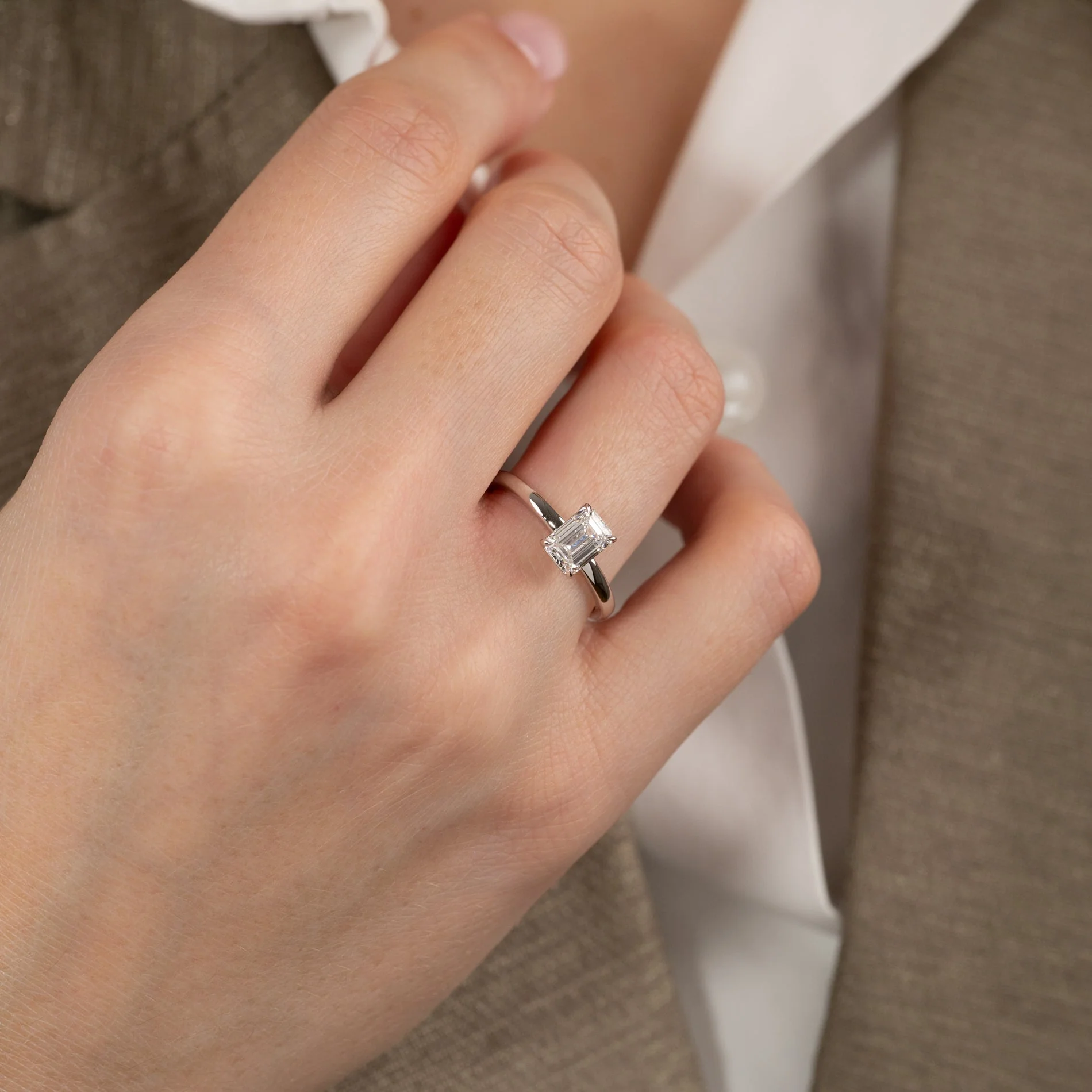 SOLITAIRE EMERALD-CUT LAB-DIAMOND RING - 1.0ct - WG - Image 5