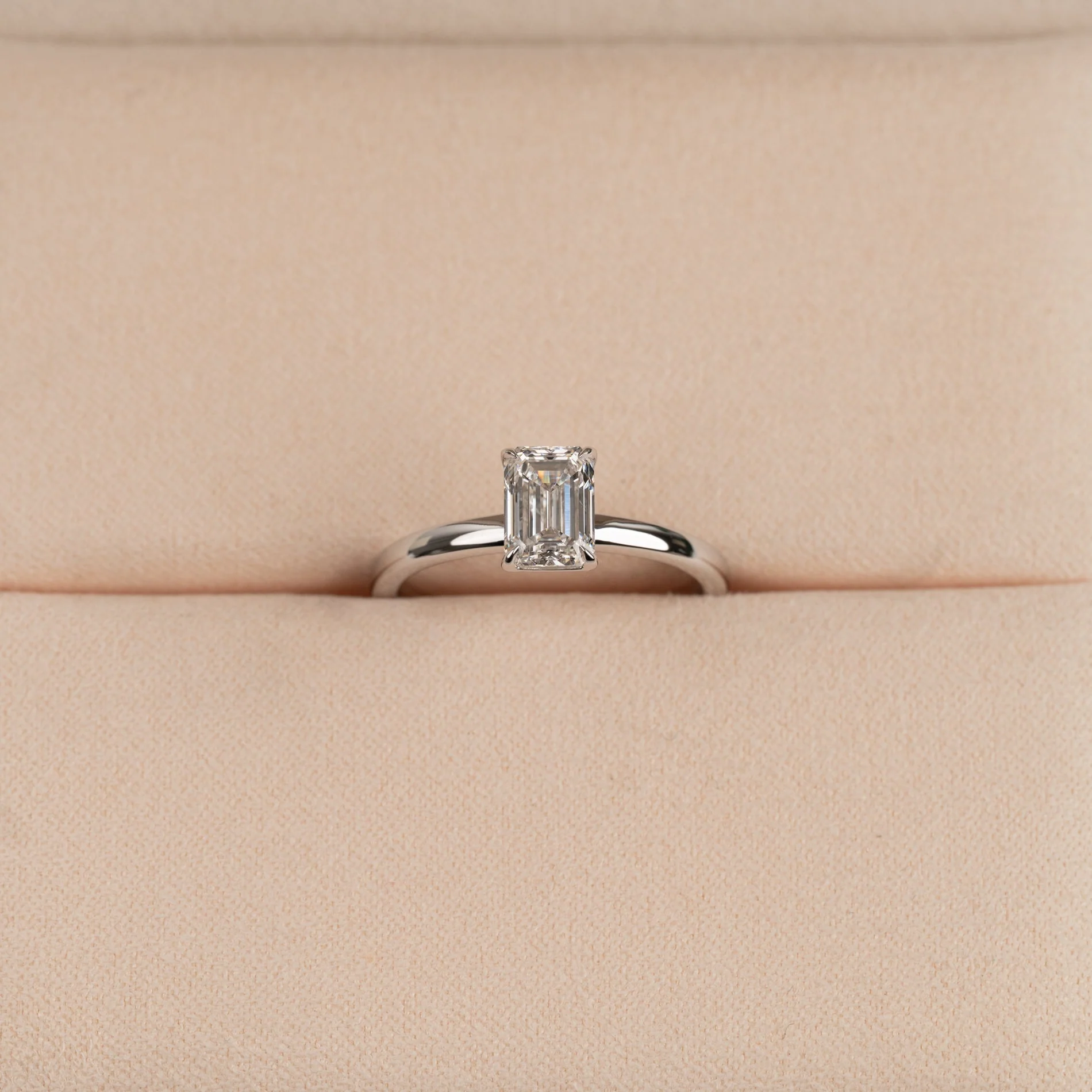 SOLITAIRE EMERALD-CUT LAB-DIAMOND RING - 1.0ct - WG - Image 6