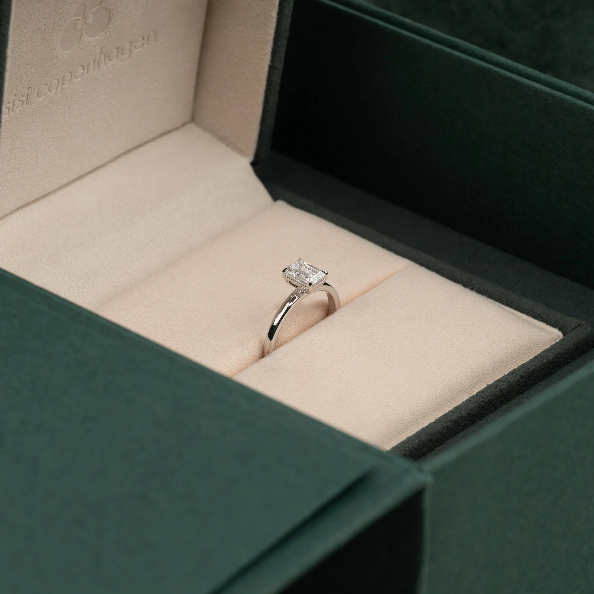 SOLITAIRE EMERALD-CUT LAB-DIAMOND RING - 1.0ct - WG - Image 7