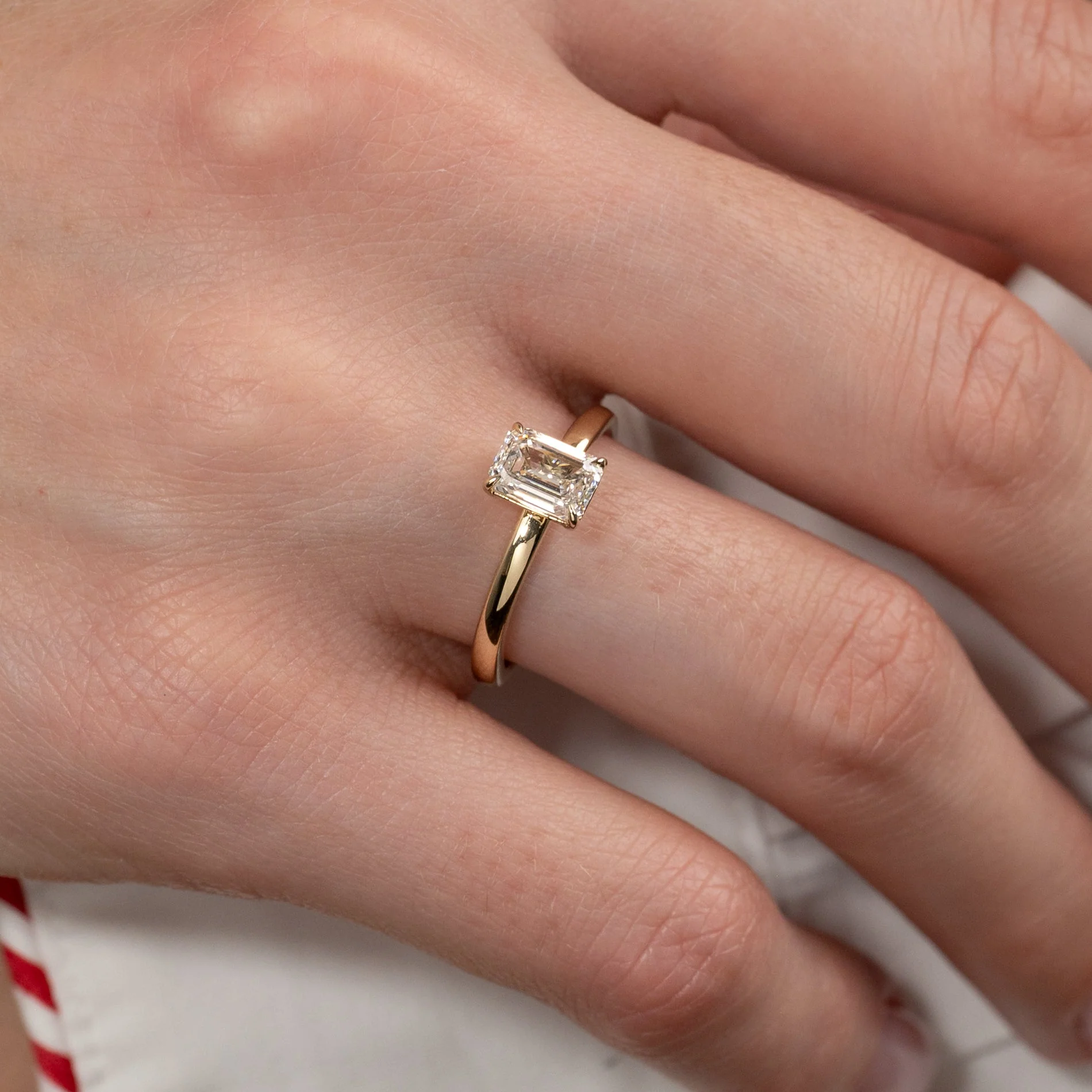 SOLITAIRE EMERALD-CUT LAB-DIAMOND RING - 1.0ct - YG - Image 2