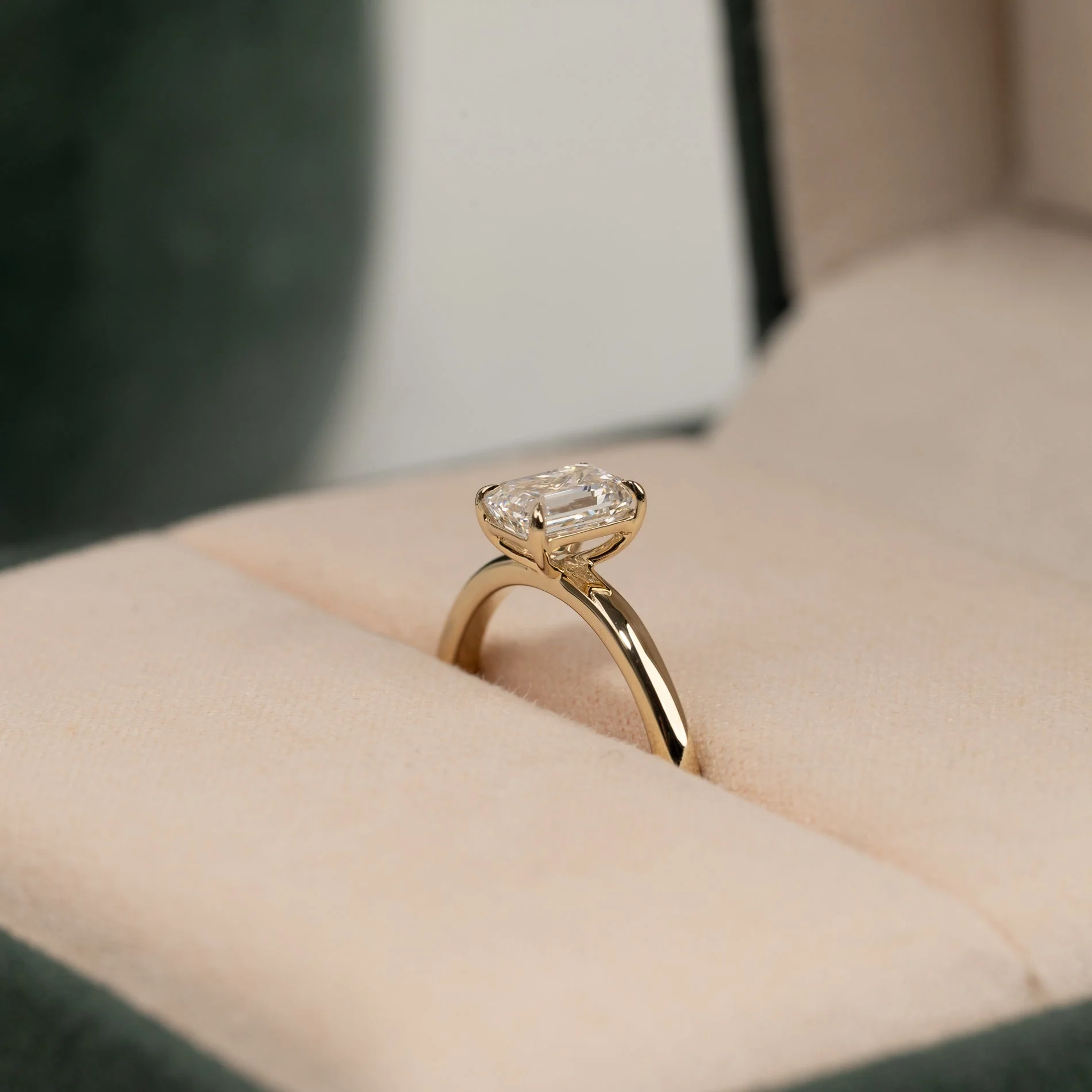 SOLITAIRE EMERALD-CUT LAB-DIAMOND RING - 1.0ct - YG - Image 3