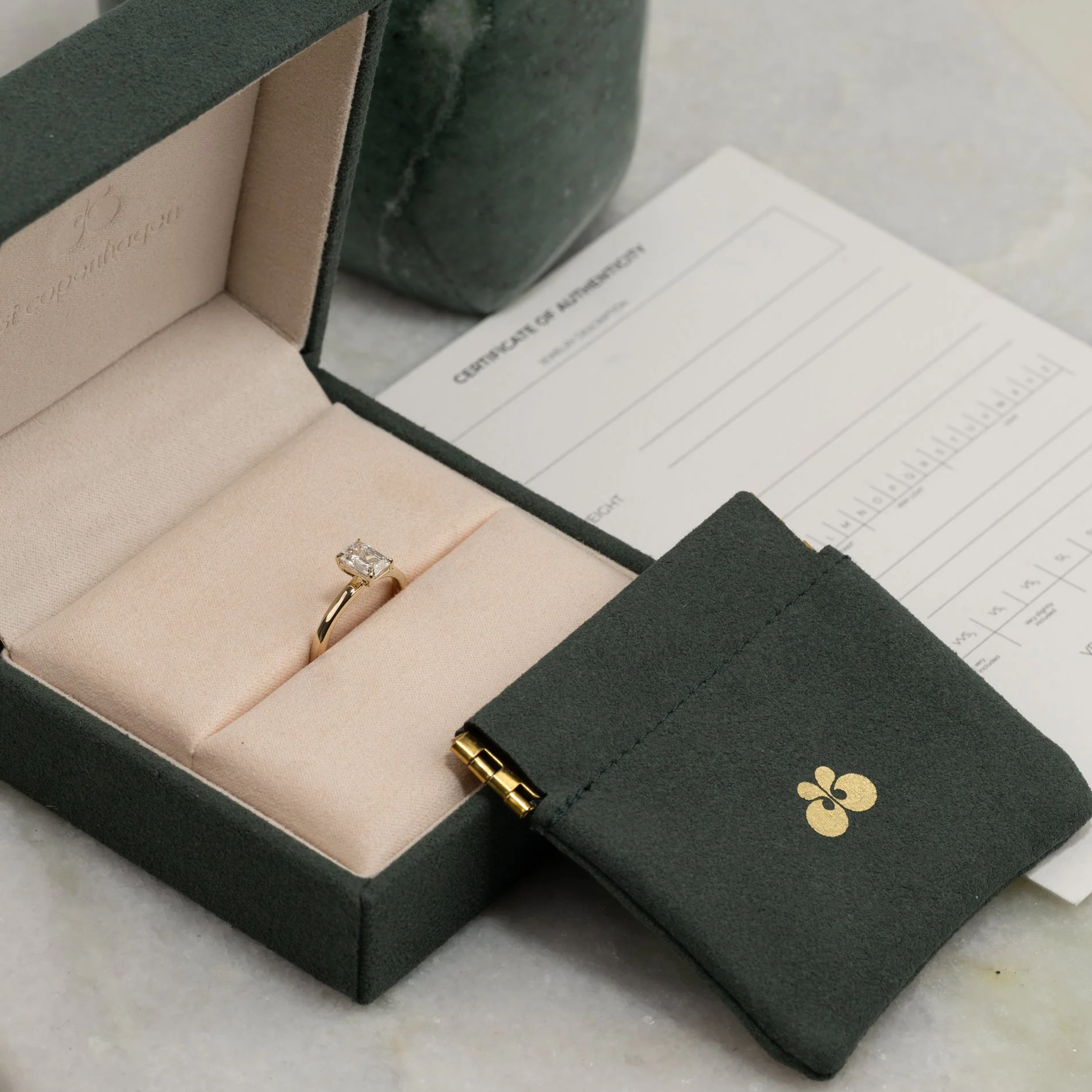SOLITAIRE EMERALD-CUT LAB-DIAMOND RING - 1.0ct - YG - Image 4