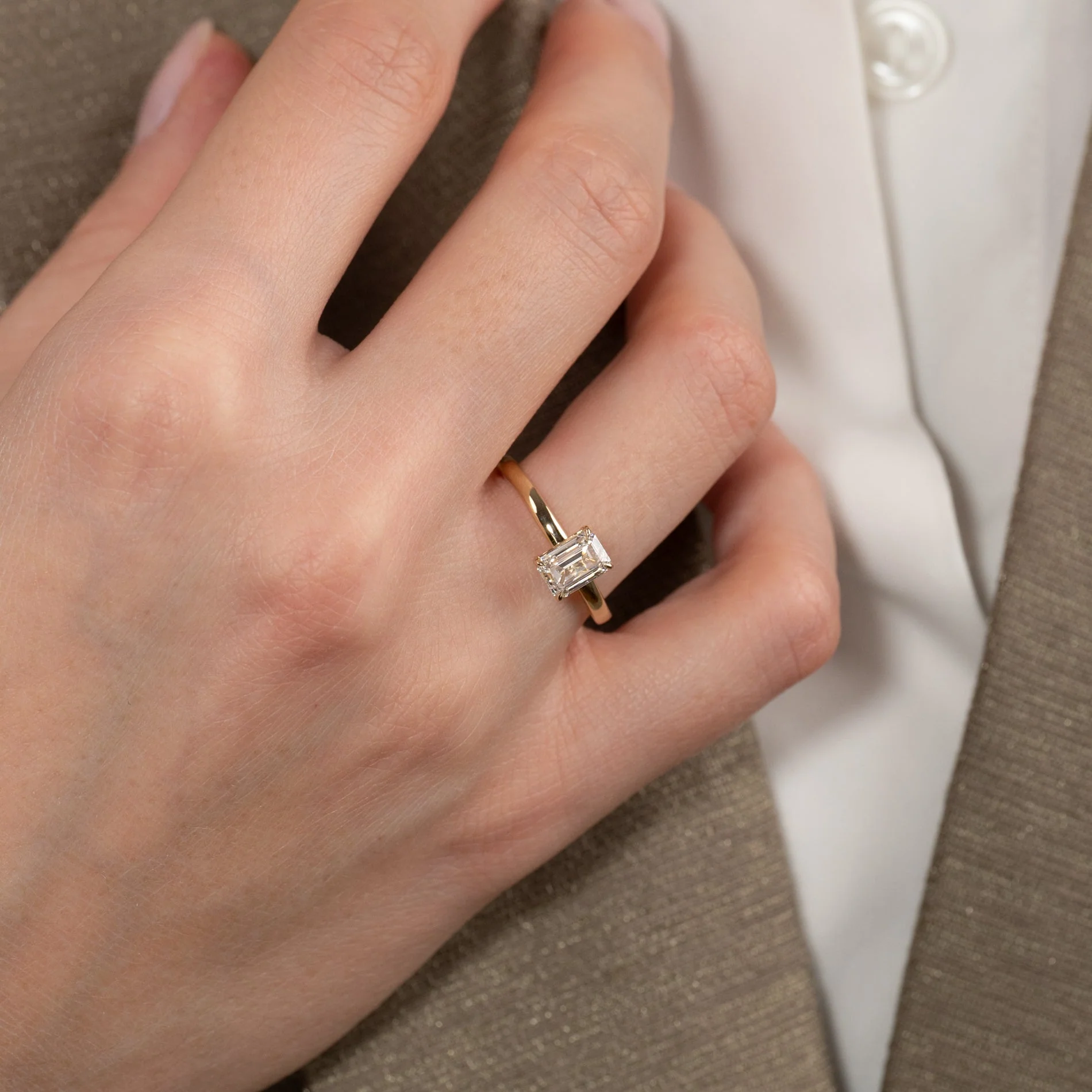 SOLITAIRE EMERALD-CUT LAB-DIAMOND RING - 1.0ct - YG - Image 5