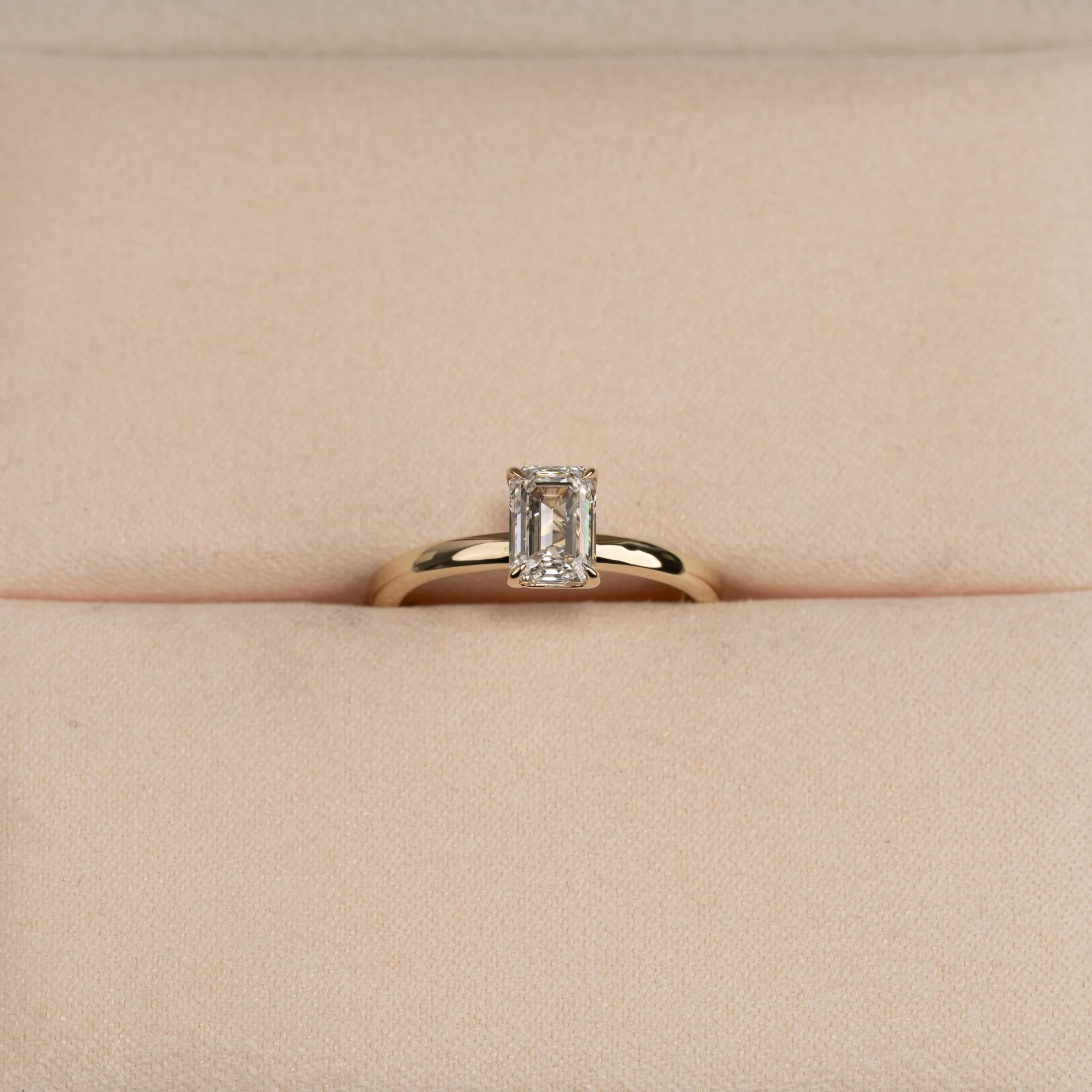 SOLITAIRE EMERALD-CUT LAB-DIAMOND RING - 1.0ct - YG - Image 6