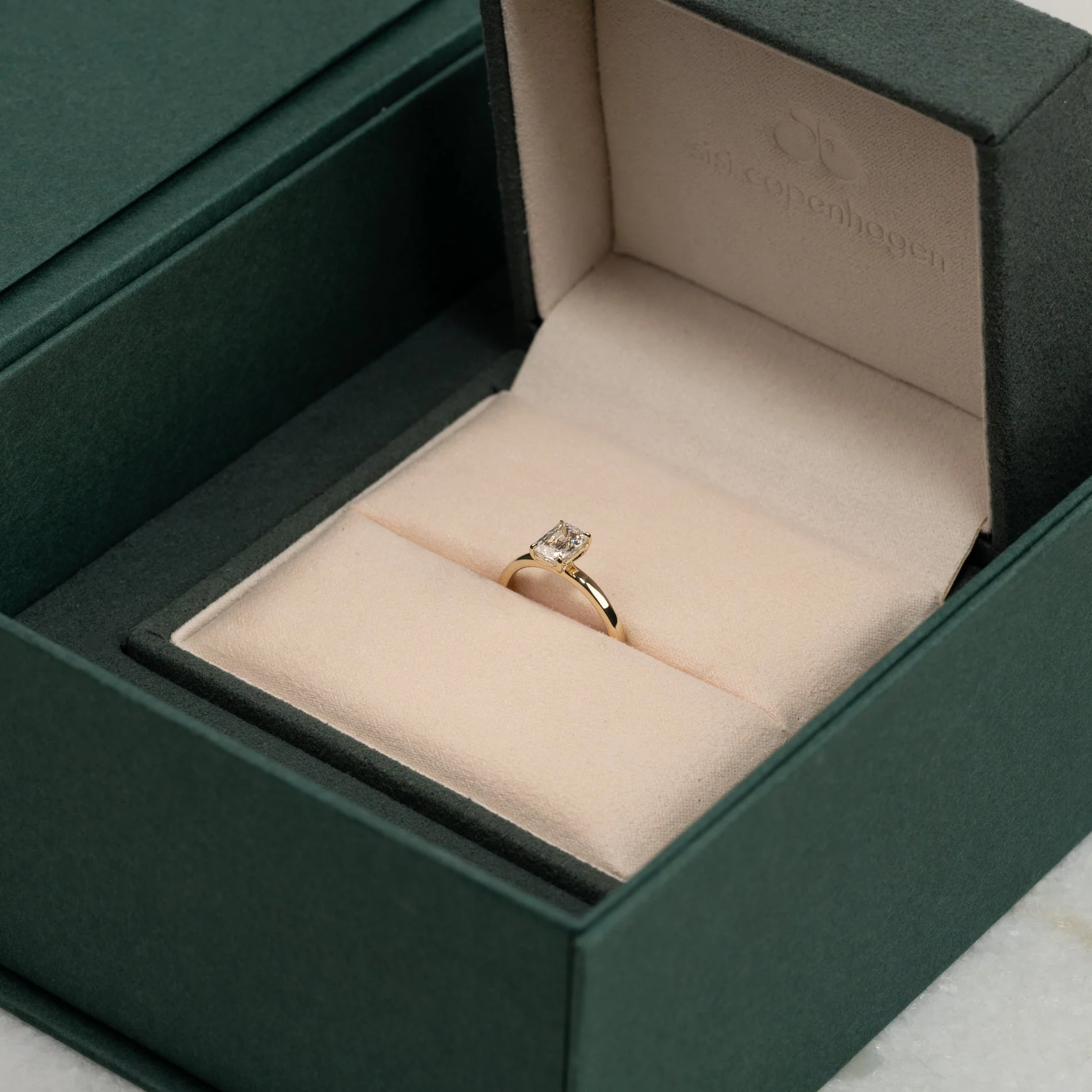 SOLITAIRE EMERALD-CUT LAB-DIAMOND RING - 1.0ct - YG - Image 7
