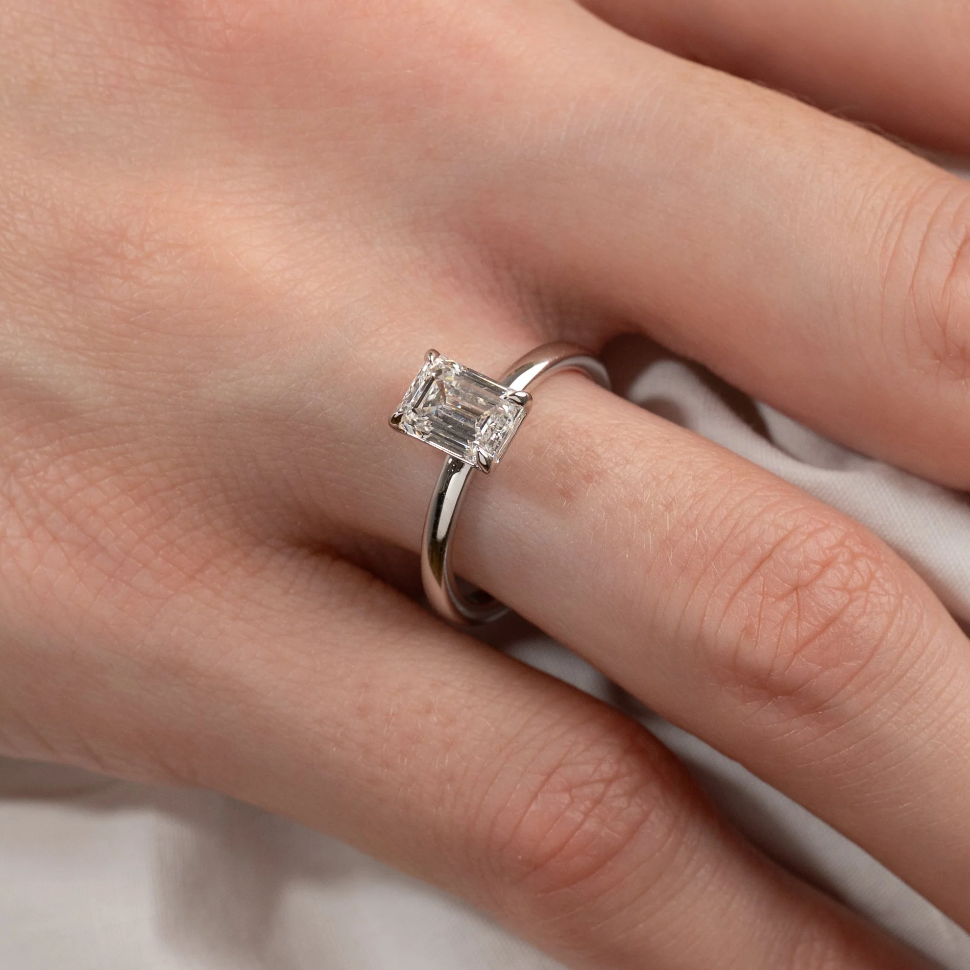 SOLITAIRE EMERALD-CUT LAB-DIAMOND RING - 1.5ct - WG - Image 2