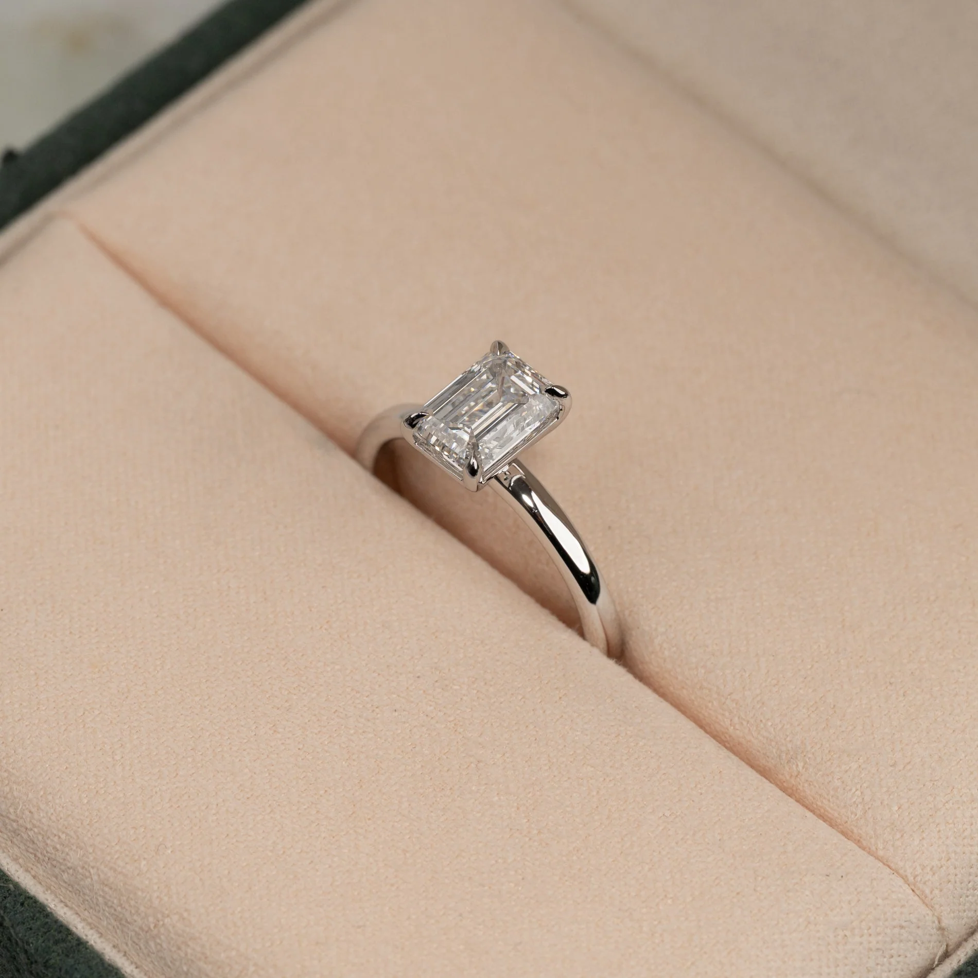 SOLITAIRE EMERALD-CUT LAB-DIAMOND RING - 1.5ct - WG - Image 3