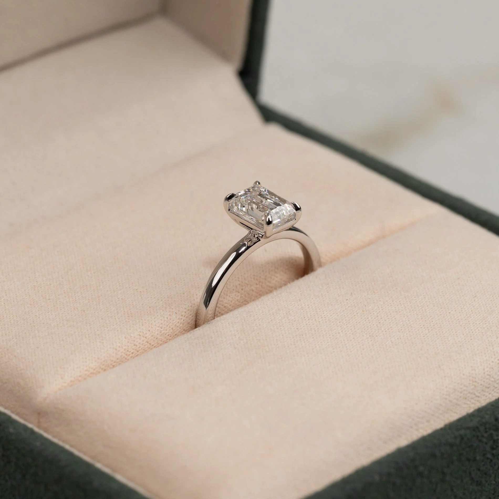SOLITAIRE EMERALD-CUT LAB-DIAMOND RING - 1.5ct - WG - Image 4