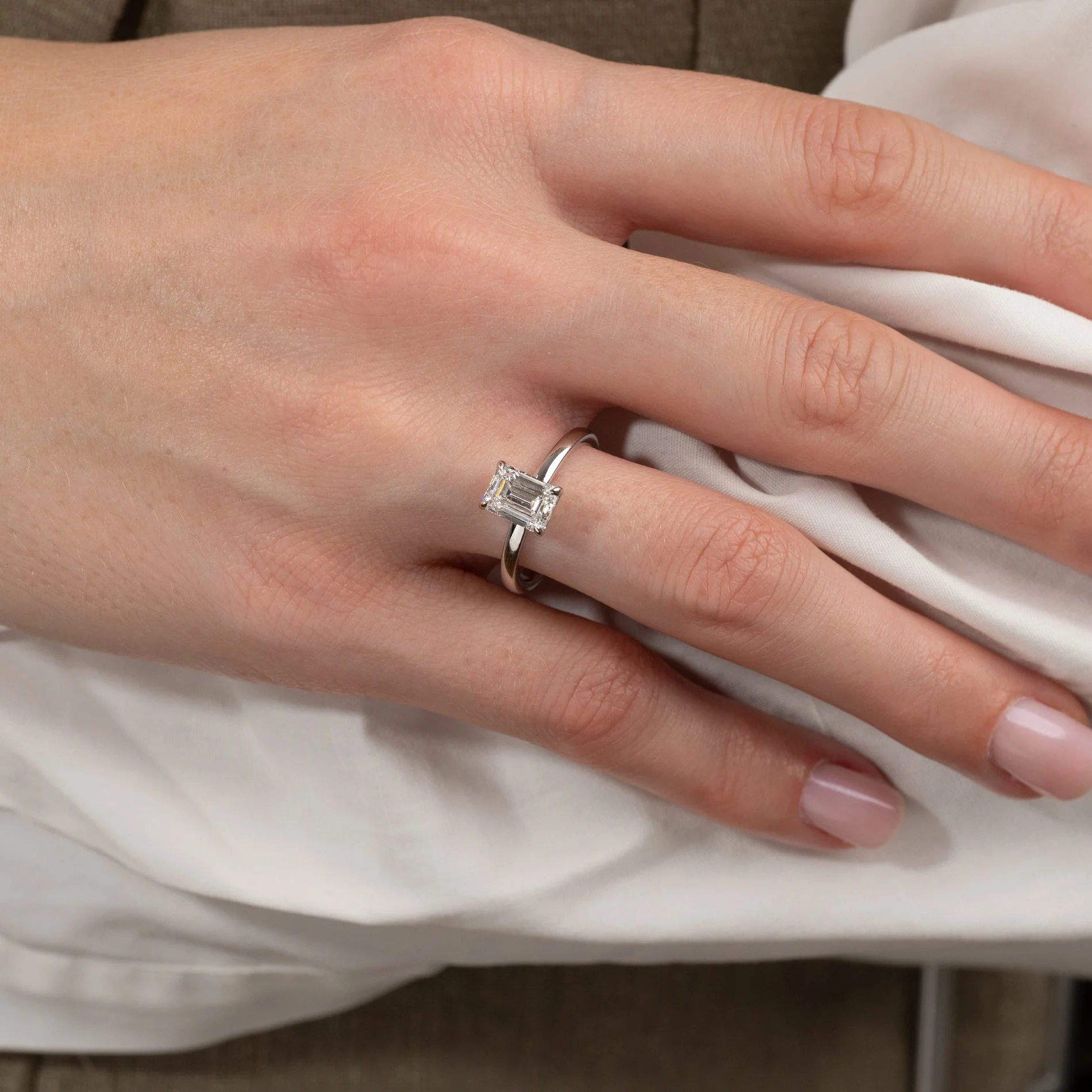 SOLITAIRE EMERALD-CUT LAB-DIAMOND RING - 1.5ct - WG - Image 5