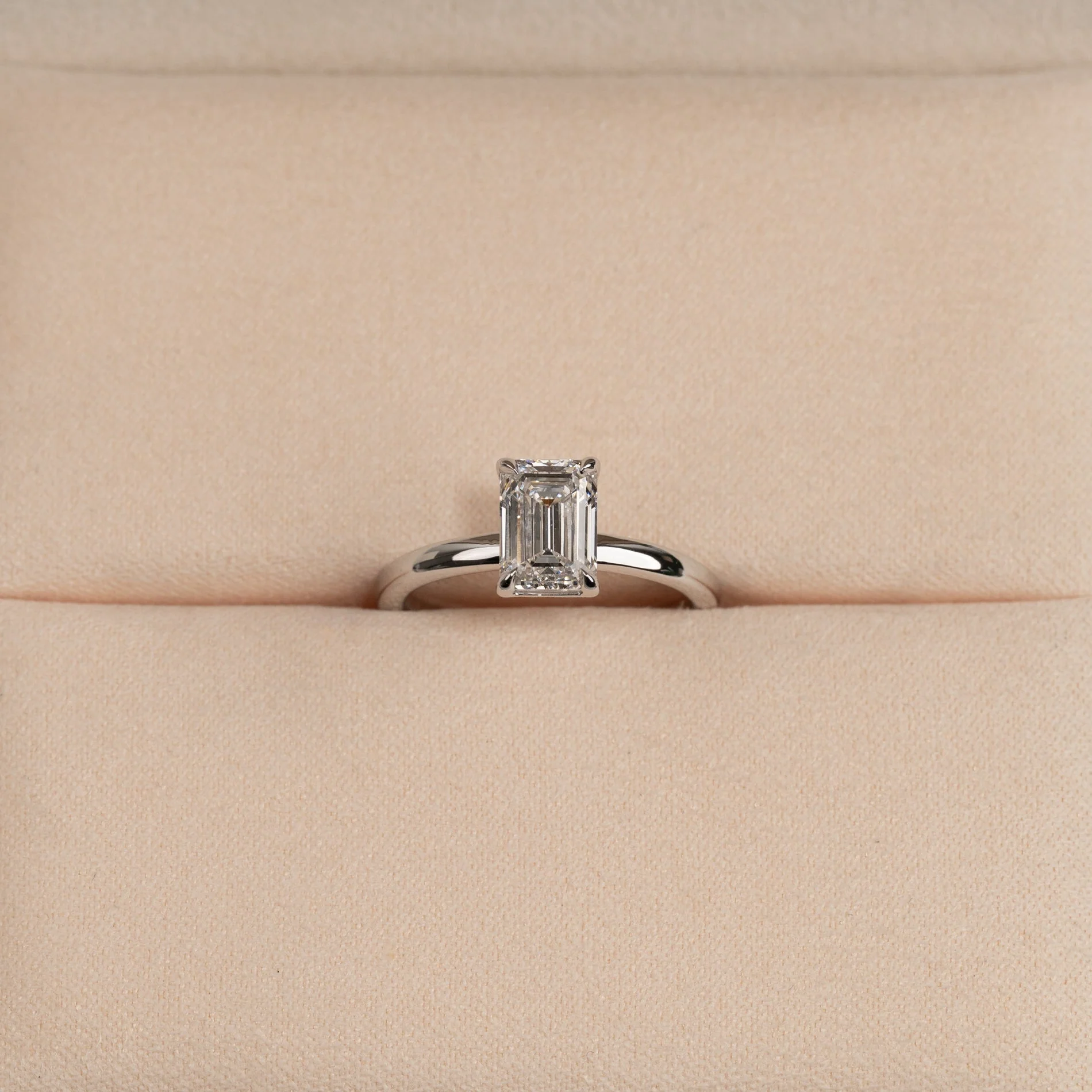 SOLITAIRE EMERALD-CUT LAB-DIAMOND RING - 1.5ct - WG - Image 6