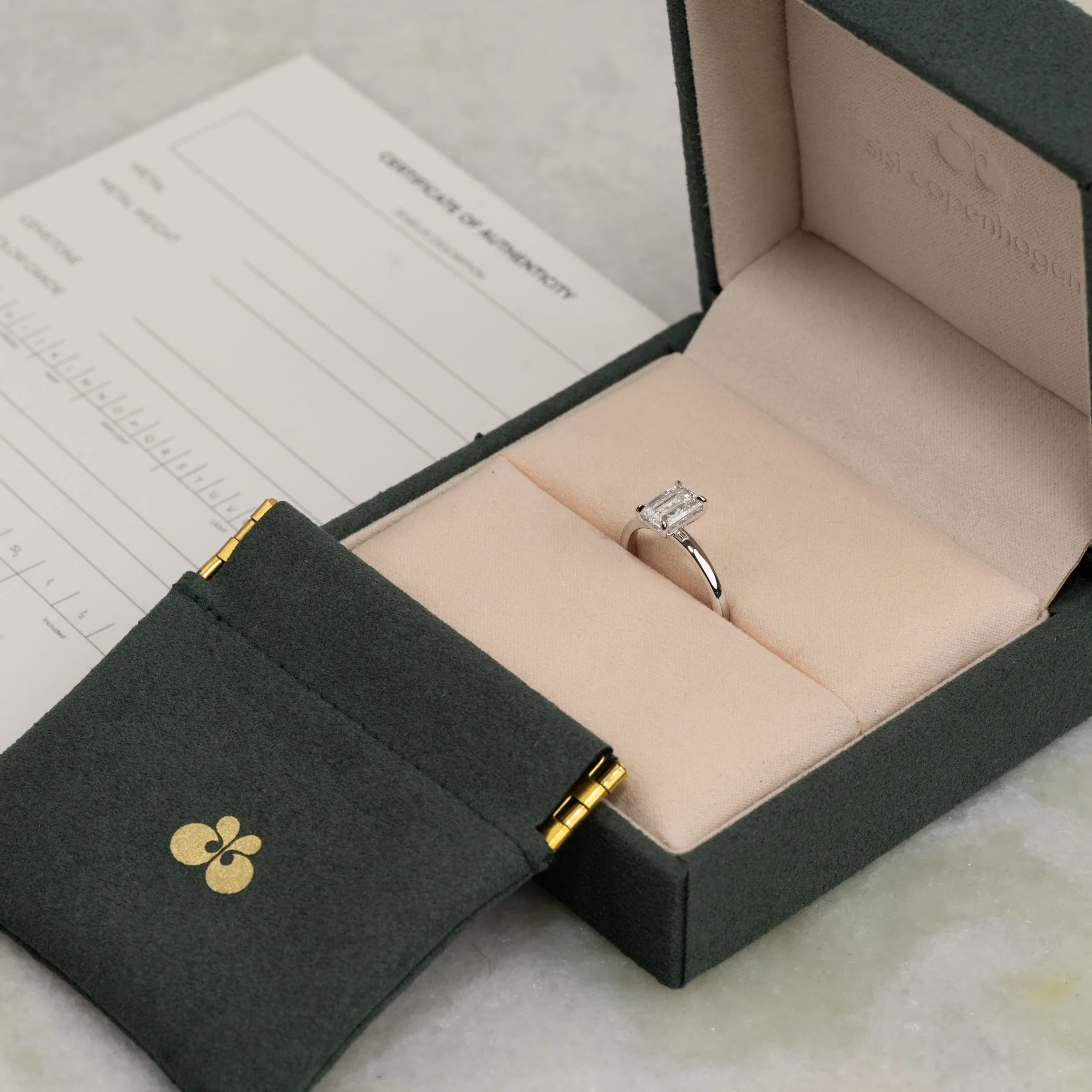 SOLITAIRE EMERALD-CUT LAB-DIAMOND RING - 1.5ct - WG - Image 7