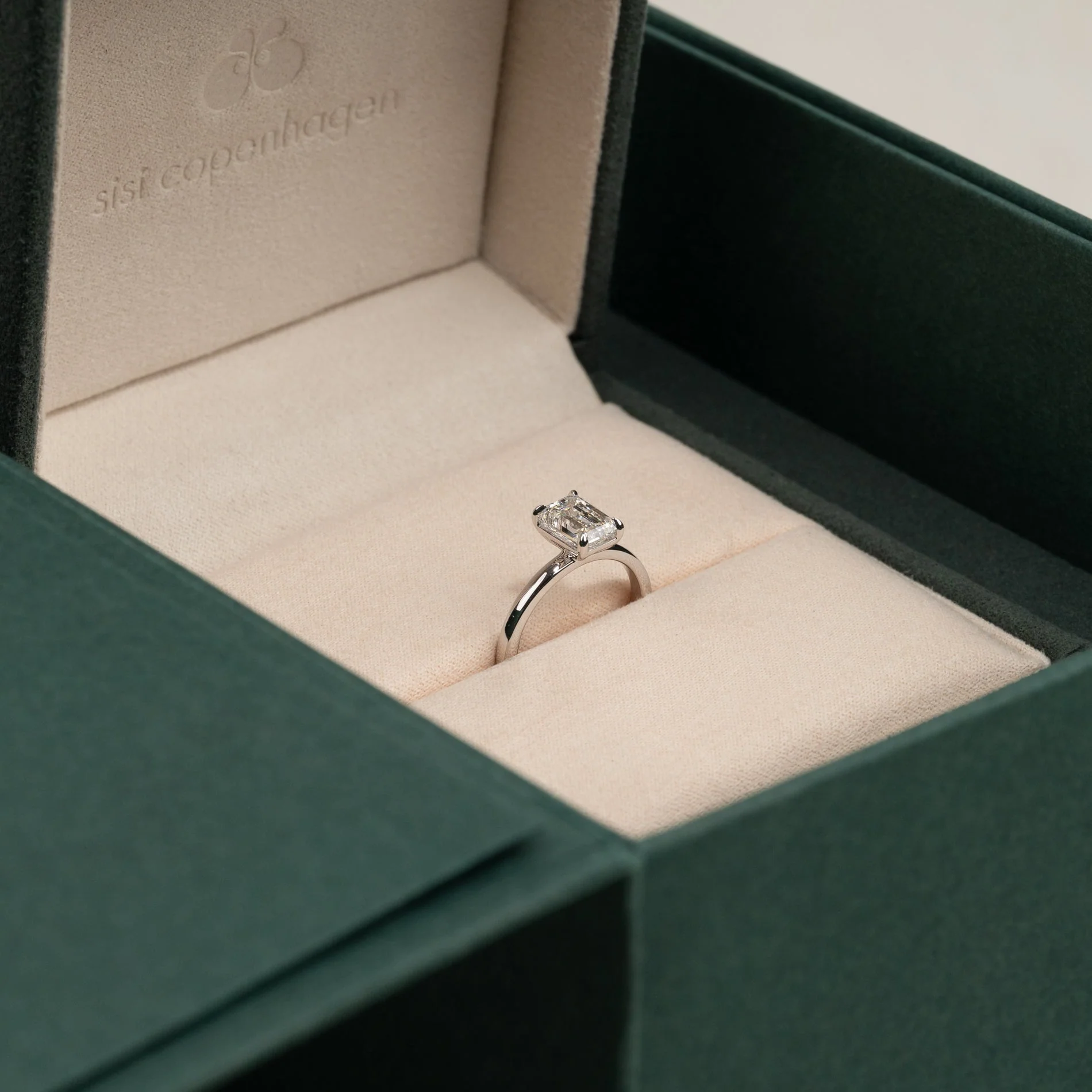 SOLITAIRE EMERALD-CUT LAB-DIAMOND RING - 1.5ct - WG - Image 8