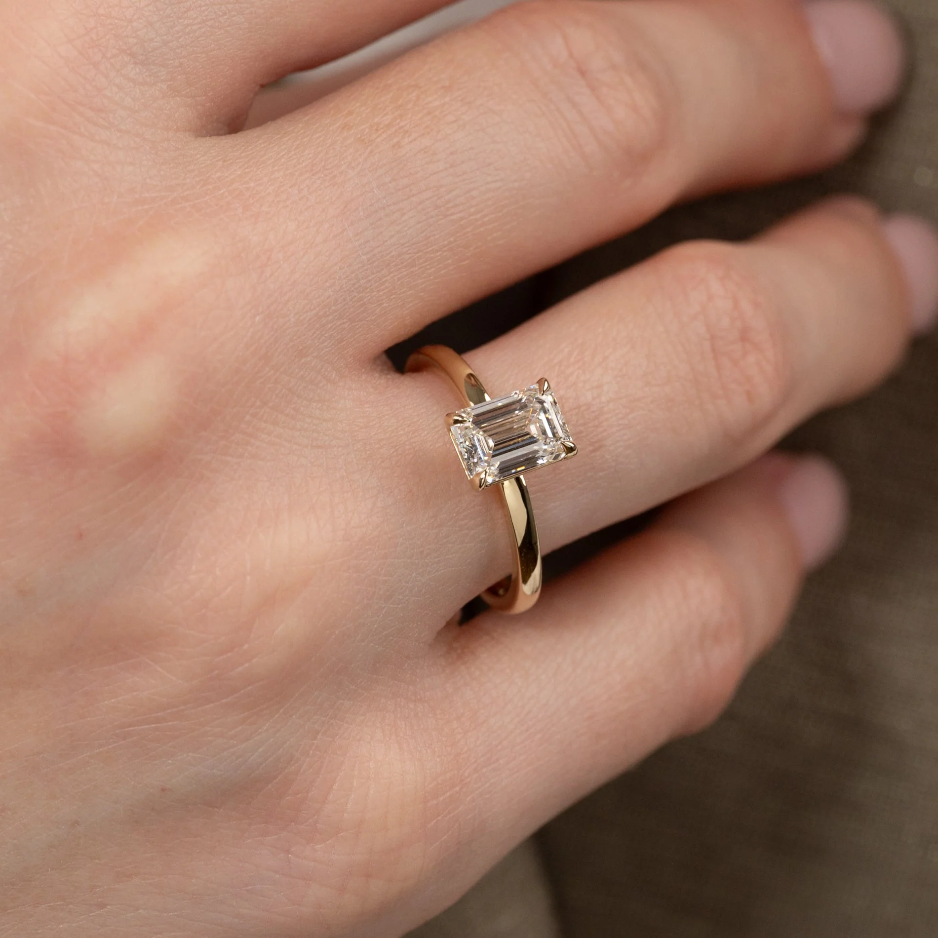 SOLITAIRE EMERALD-CUT LAB-DIAMOND RING - 1.5ct - YG - Image 2