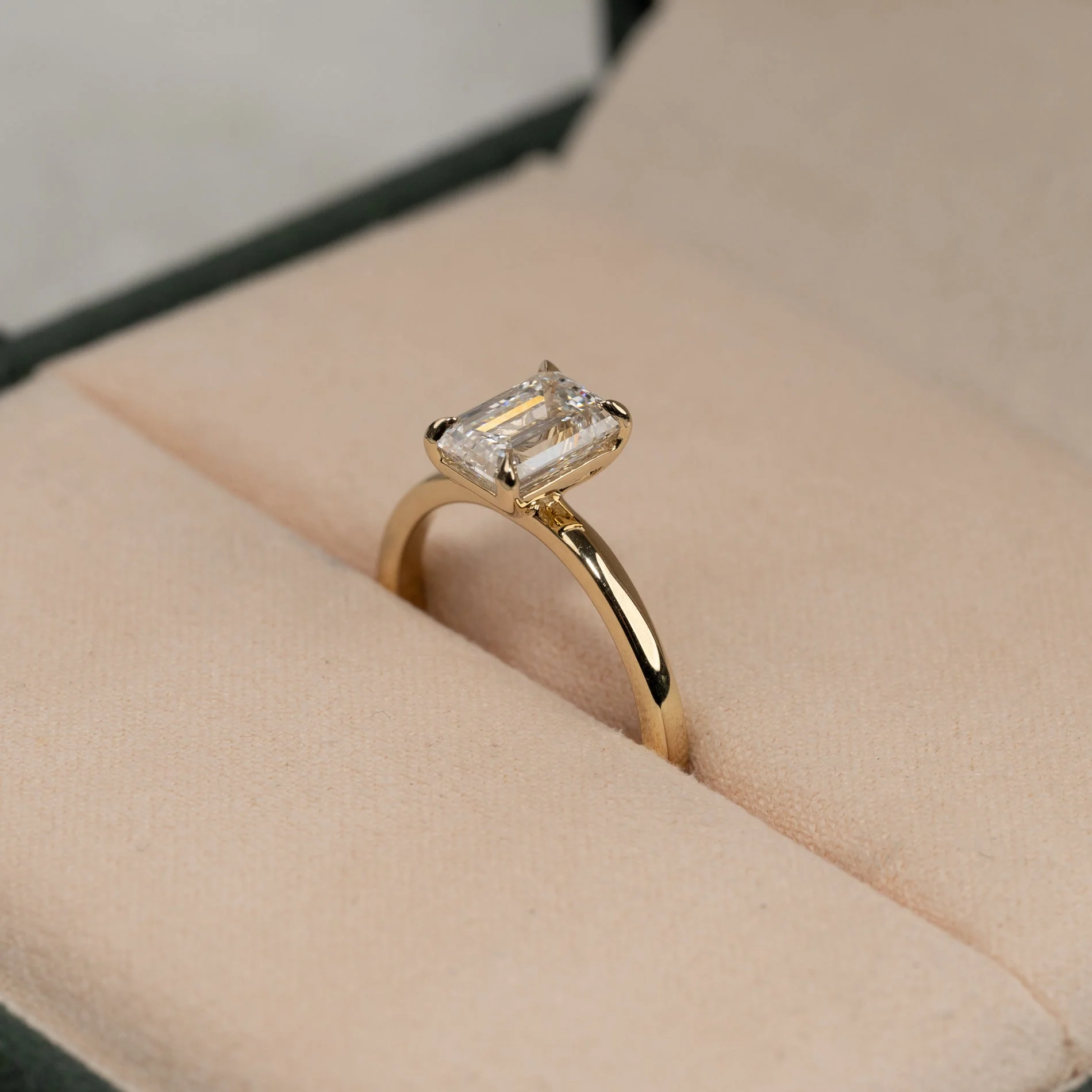SOLITAIRE EMERALD-CUT LAB-DIAMOND RING - 1.5ct - YG - Image 3