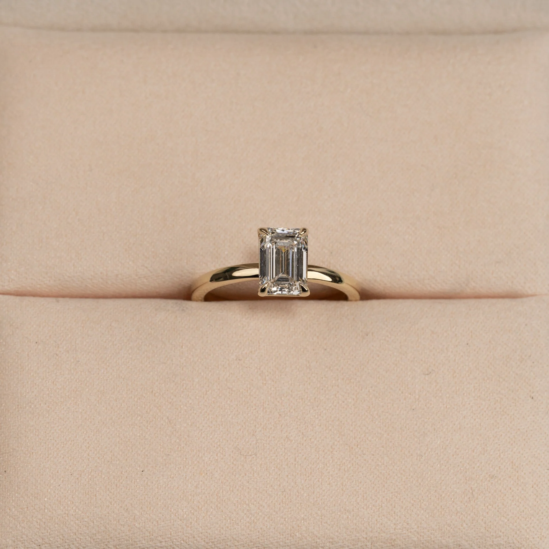 SOLITAIRE EMERALD-CUT LAB-DIAMOND RING - 1.5ct - YG - Image 4