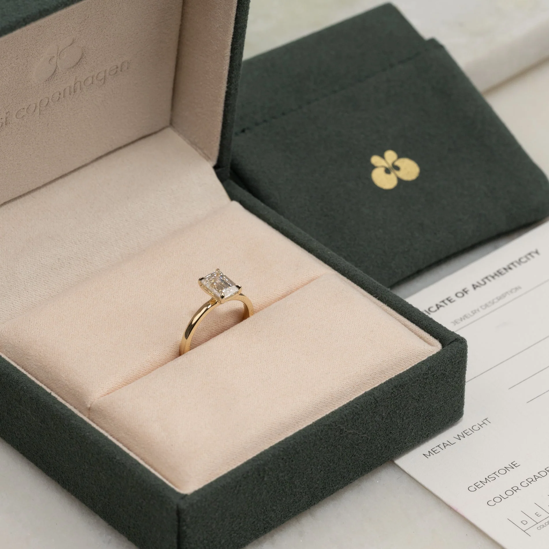 SOLITAIRE EMERALD-CUT LAB-DIAMOND RING - 1.5ct - YG - Image 6