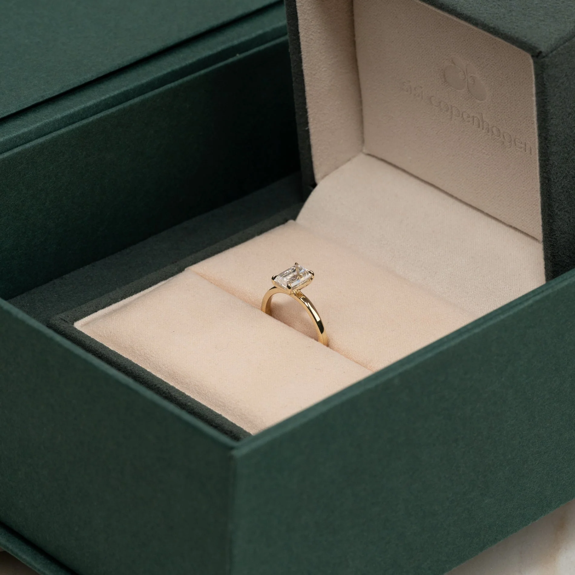 SOLITAIRE EMERALD-CUT LAB-DIAMOND RING - 1.5ct - YG - Image 7