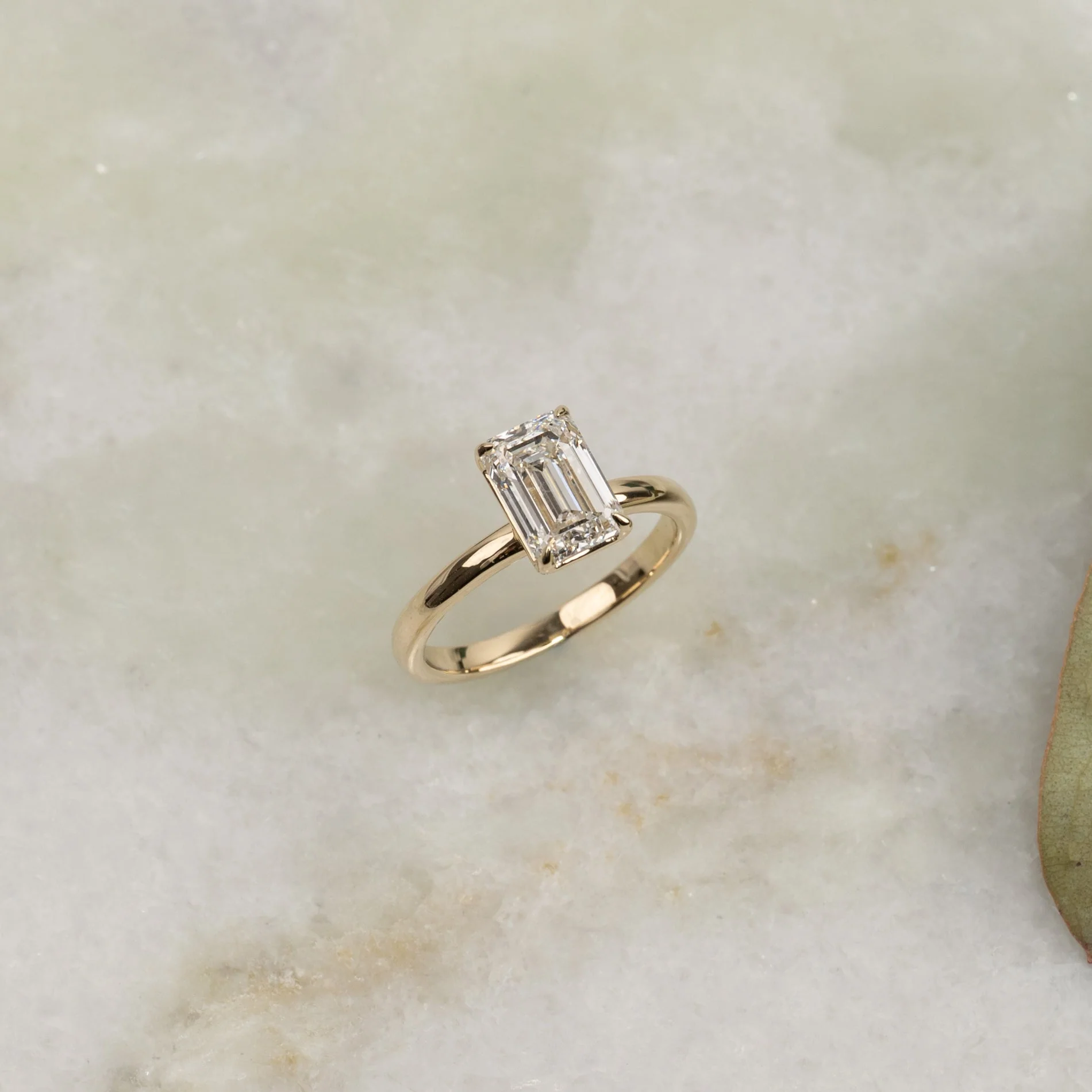 SOLITAIRE EMERALD-CUT LAB-DIAMOND RING - 2.0ct - YG