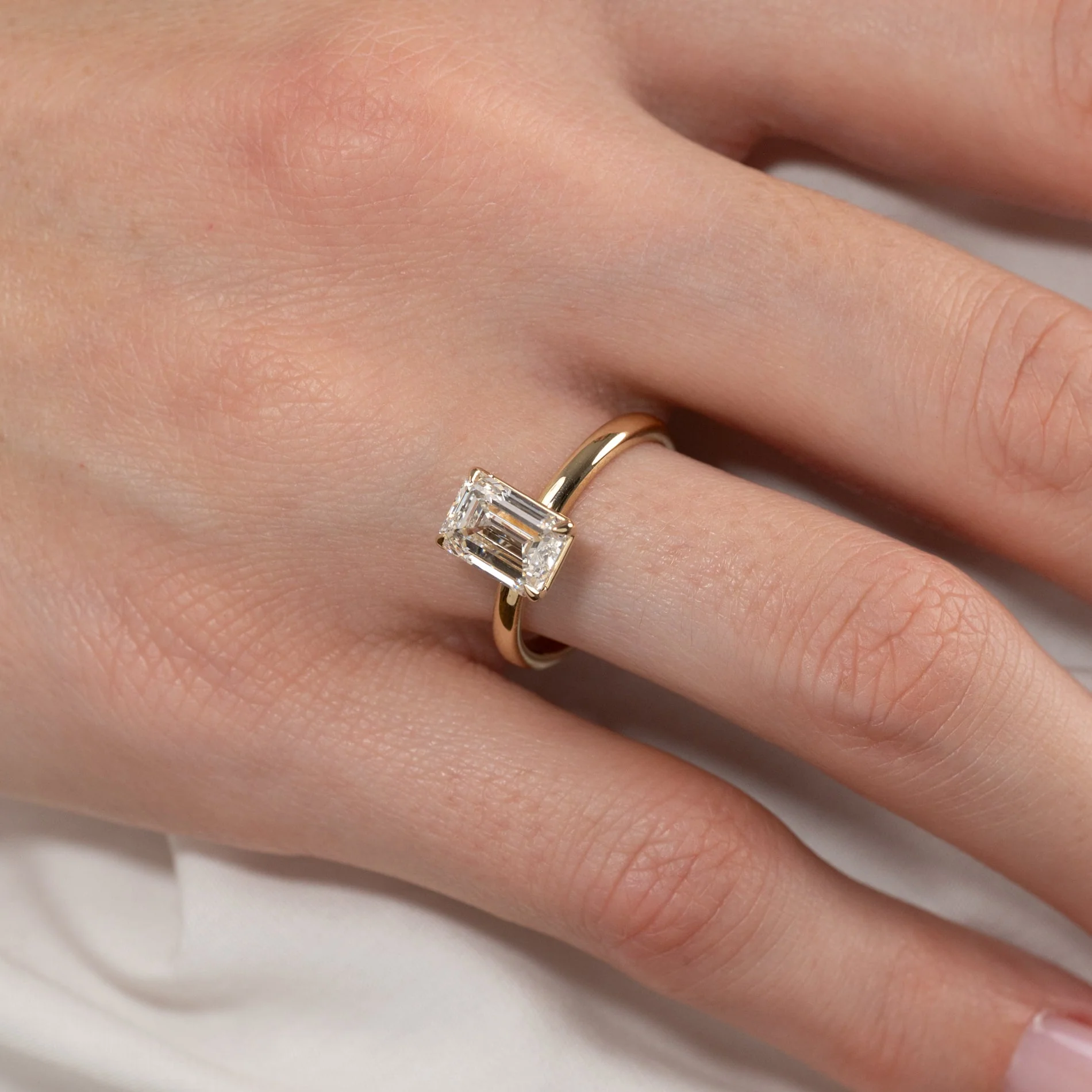 SOLITAIRE EMERALD-CUT LAB-DIAMOND RING - 2.0ct - YG - Image 2