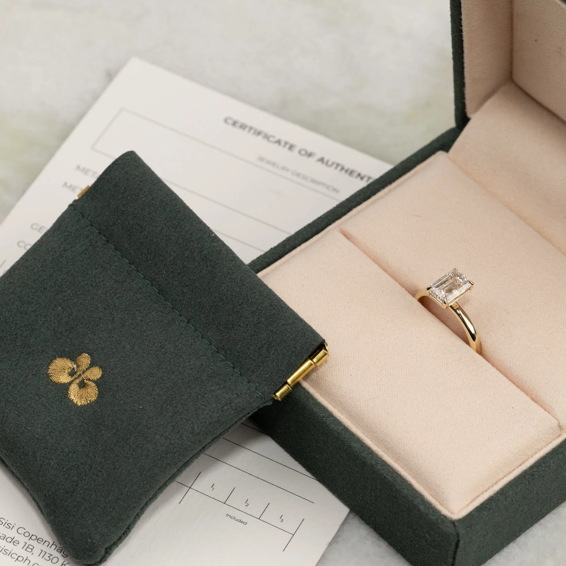 SOLITAIRE EMERALD-CUT LAB-DIAMOND RING - 2.0ct - YG - Image 6