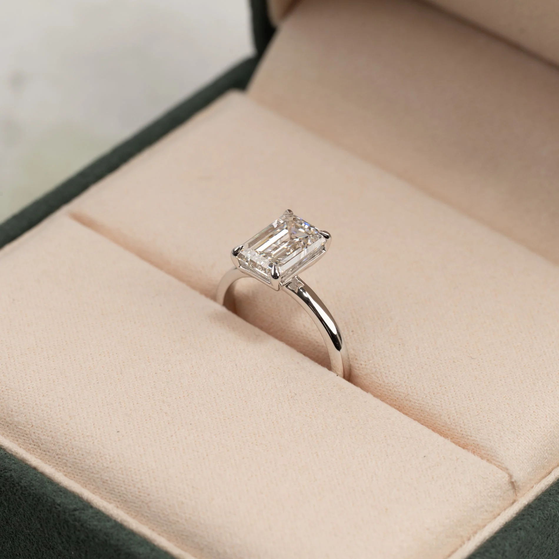 SOLITAIRE EMERALD-CUT LAB-DIAMOND RING - 3.0ct - WG - Image 2